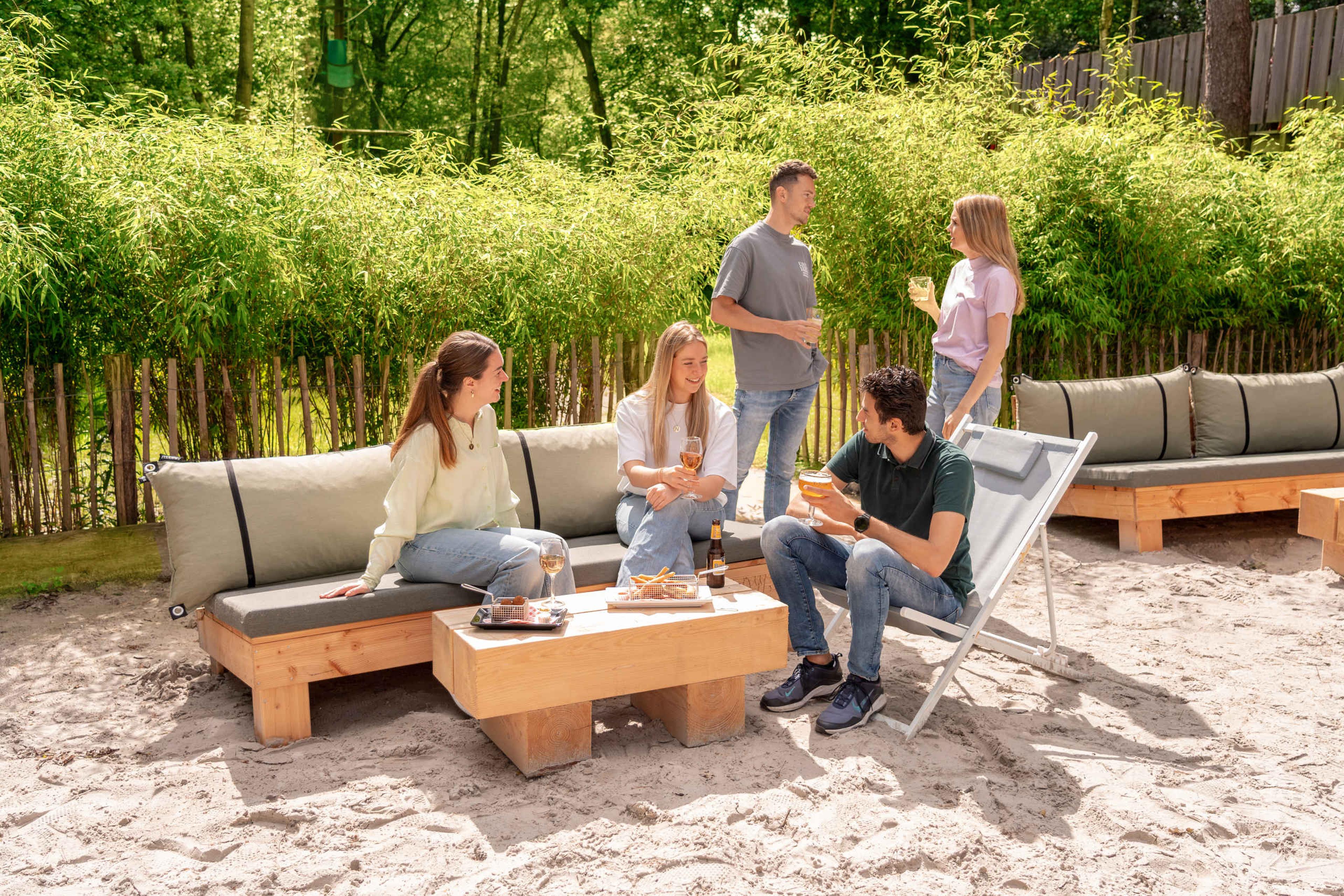 Een vriendengroep aan het borrelen bij de beach area bij Klimrijk Brabant.