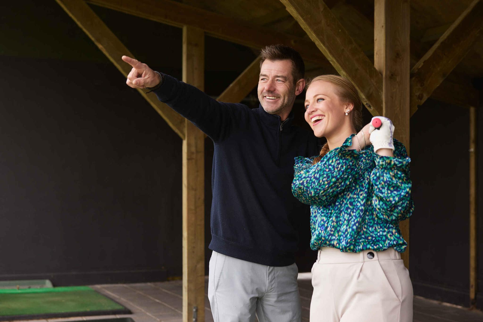 Instructeur golfen op de driving range van Golf De Gulbergen