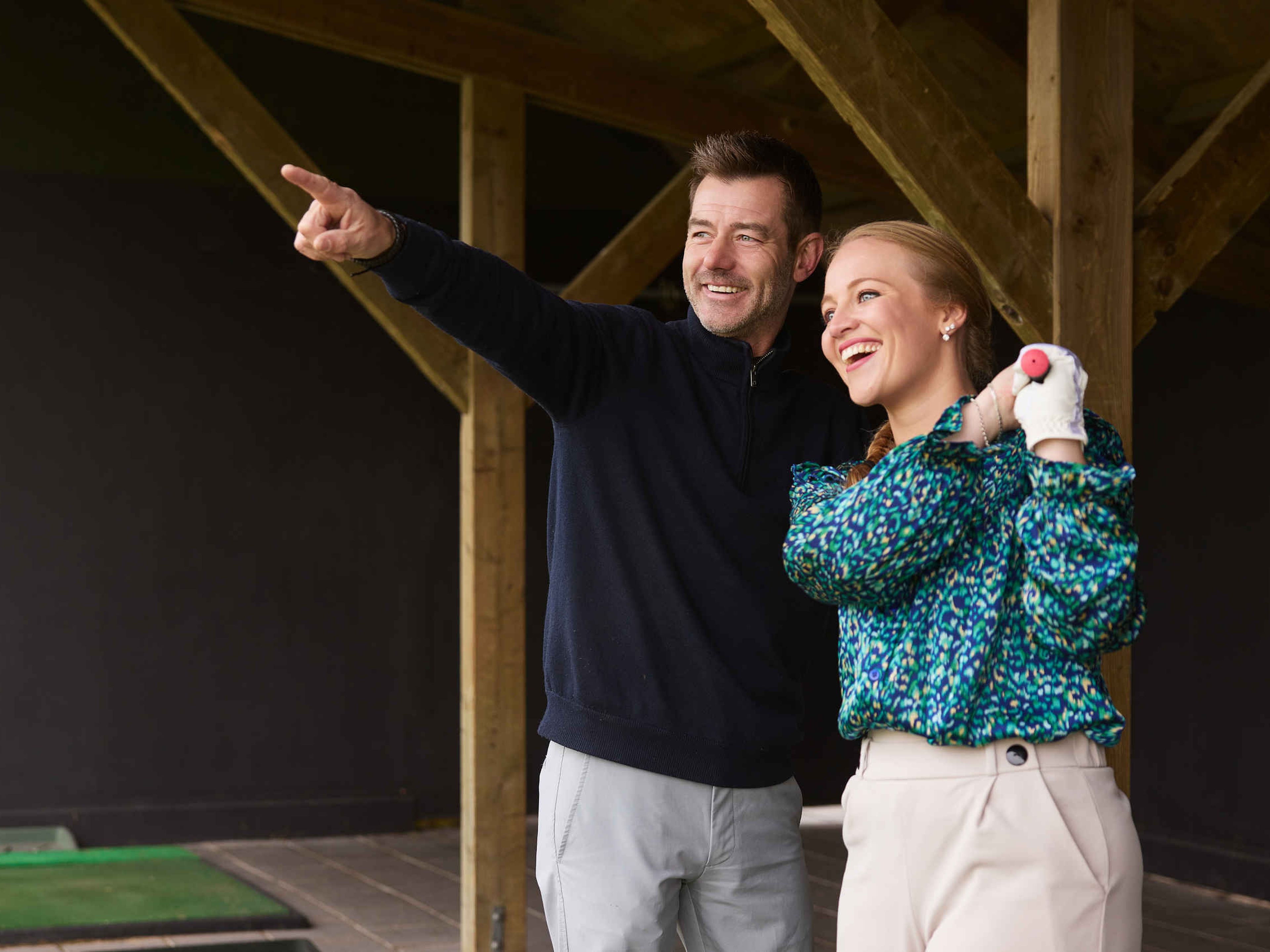 Instructeur golfen op de driving range van Golf De Gulbergen