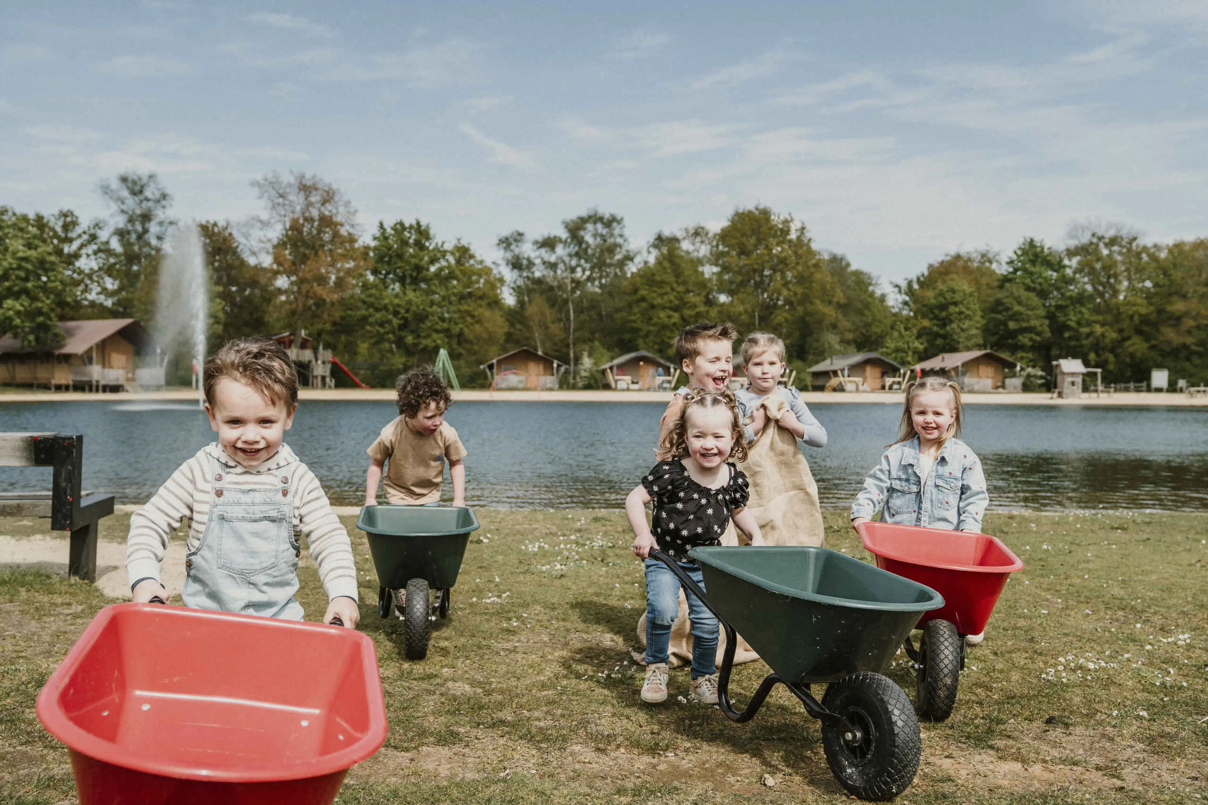 Een kruiwagenrace bij Vakantiepark Dierenbos