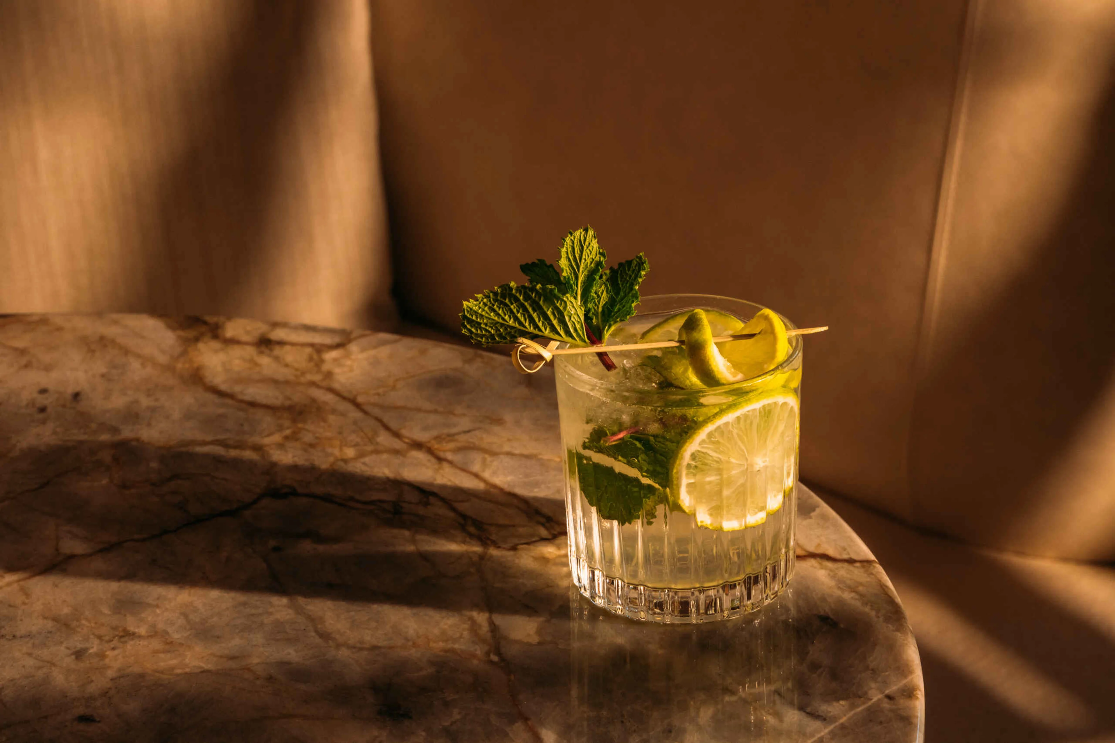 Cocktail met limoen in Bar & Restaurant Nommos