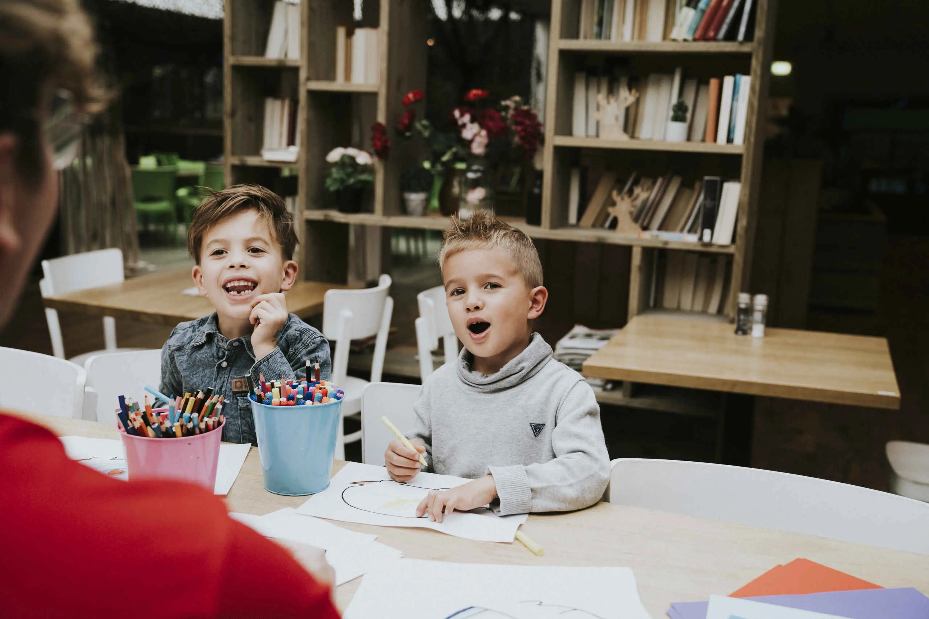 Twee jongens zijn aan het tekenen samen met de animatie bij Vakantiepark Dierenbos
