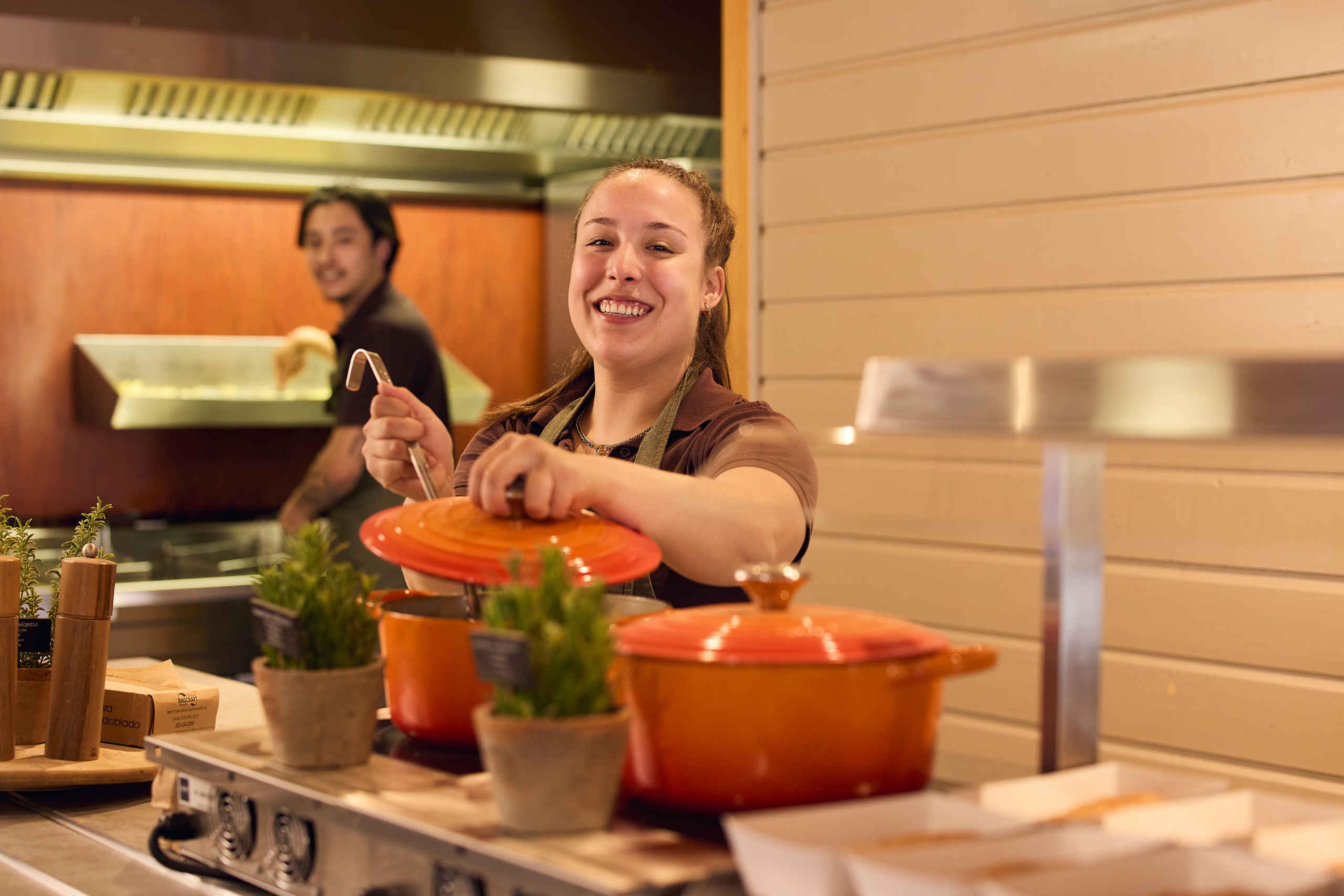 Medewerker met pannen met soep in het restaurant van ZooParc Overloon