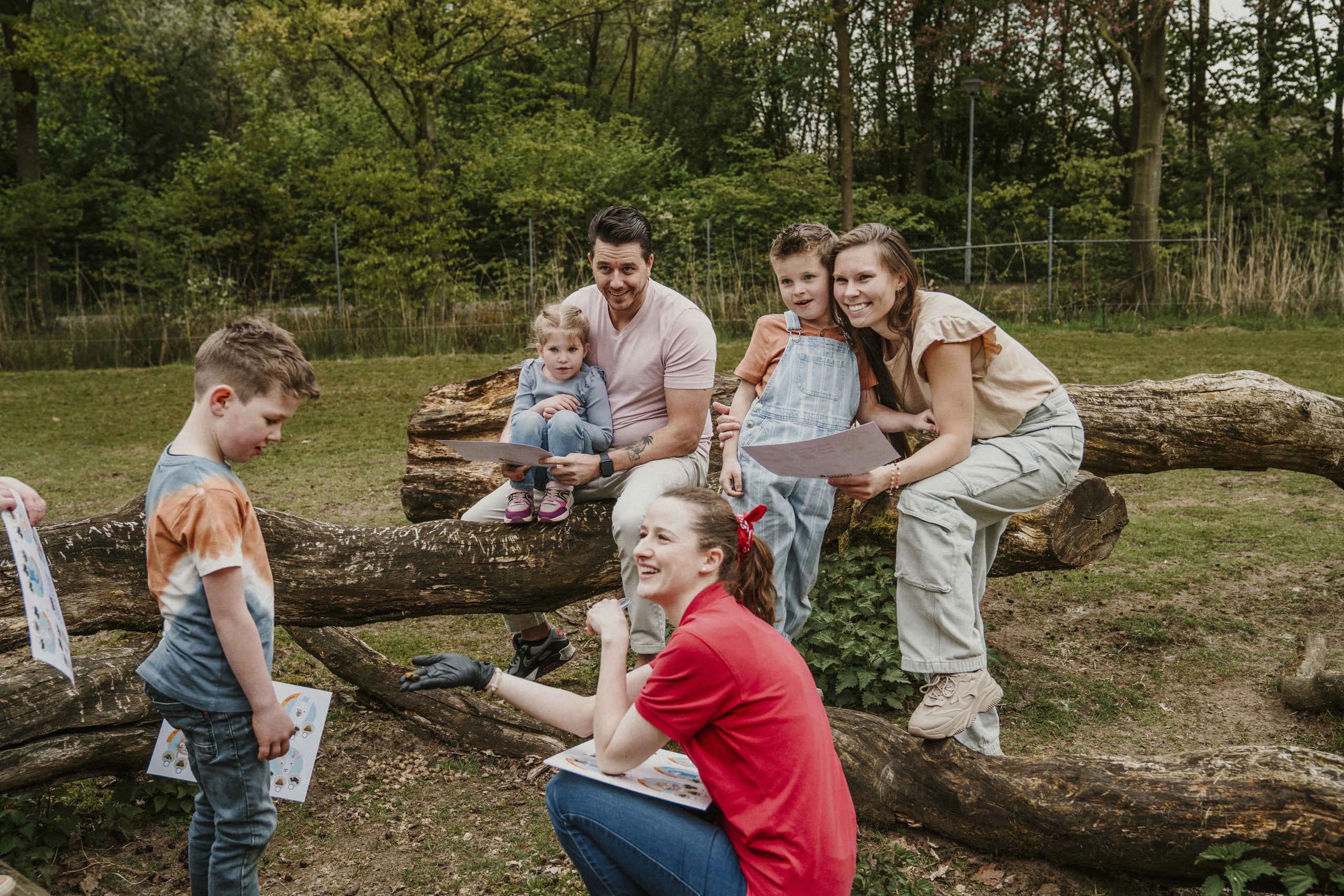 Een gezin doet mee aan het animatieprogramma bij Vakantiepark Dierenbos