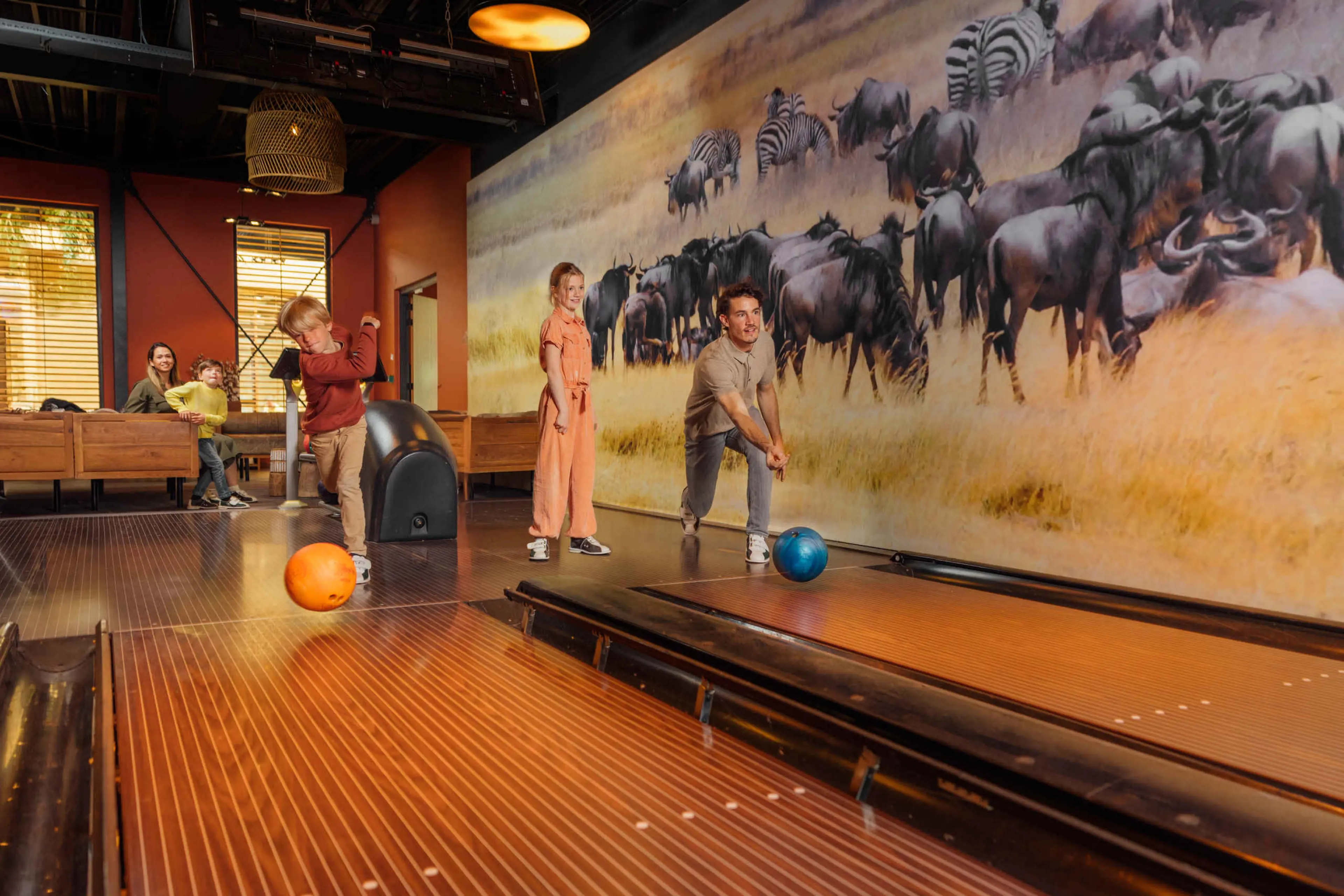 Gezin aan het bowlen bij Pamoja Lounge in Safari Resort Beekse Bergen