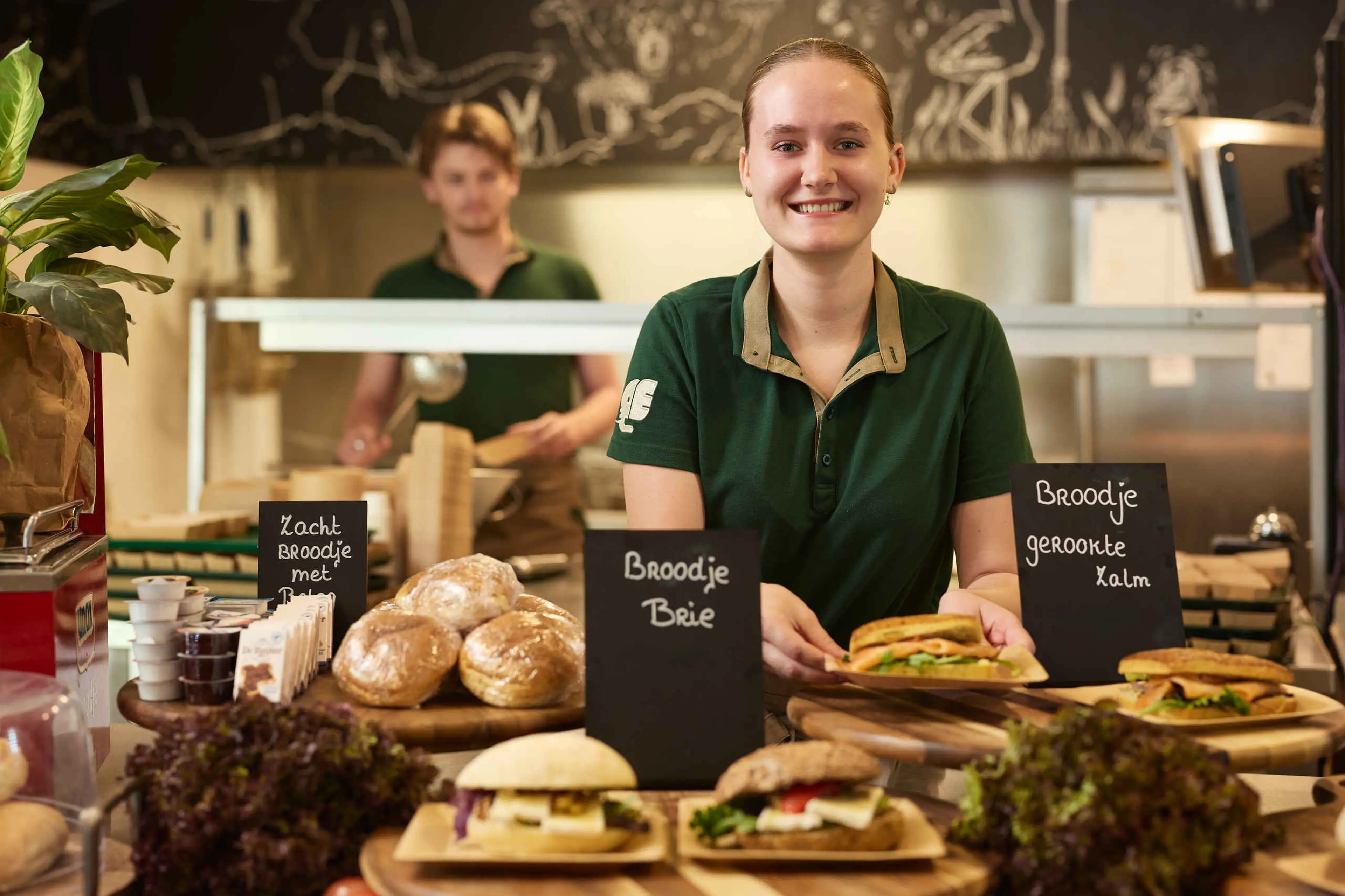 Een medewerker van de horeca bij Eindhoven Zoo