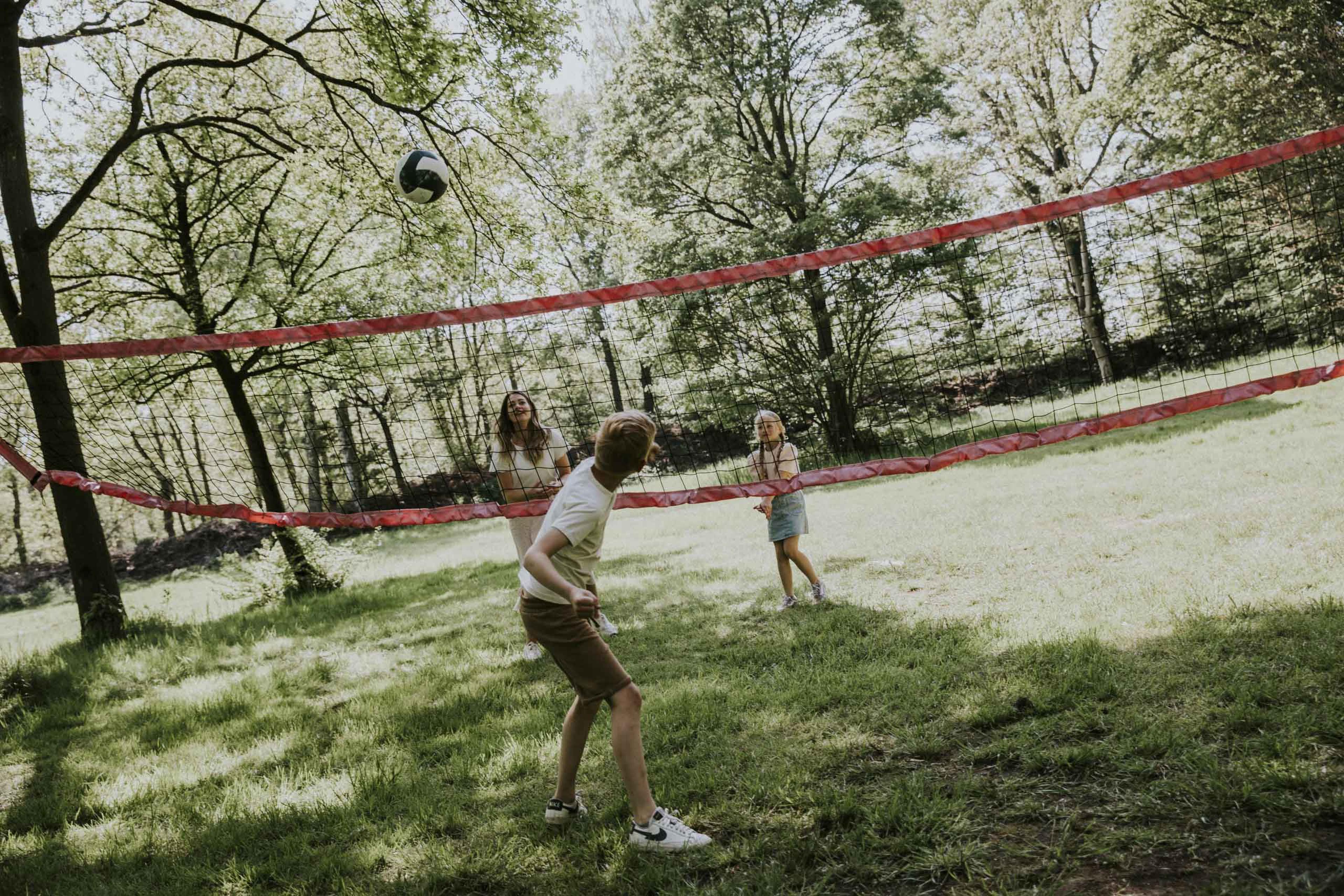 Moeder en kinderen volleyballen op Vakantiepark Dierenbos