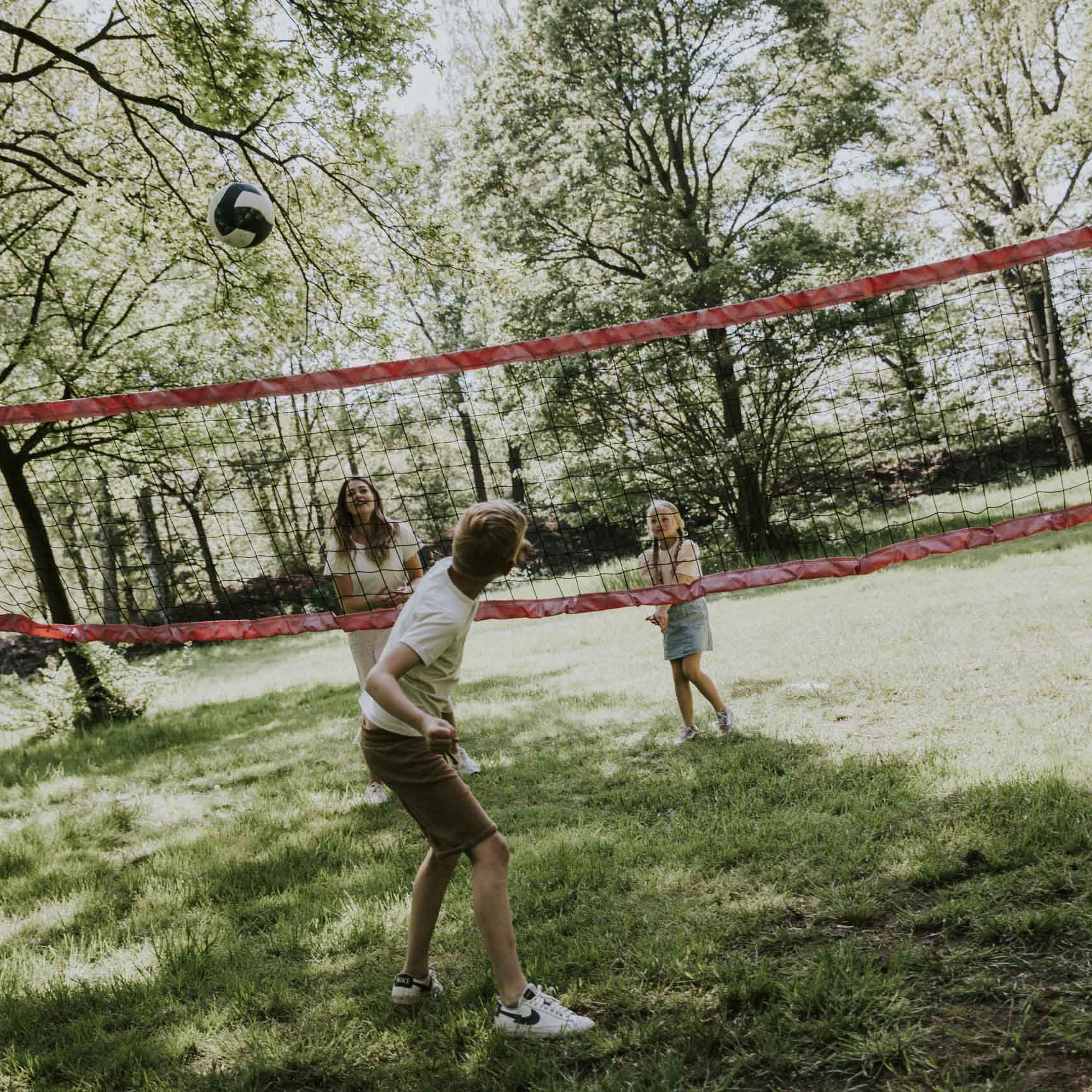 Moeder en kinderen volleyballen op Vakantiepark Dierenbos