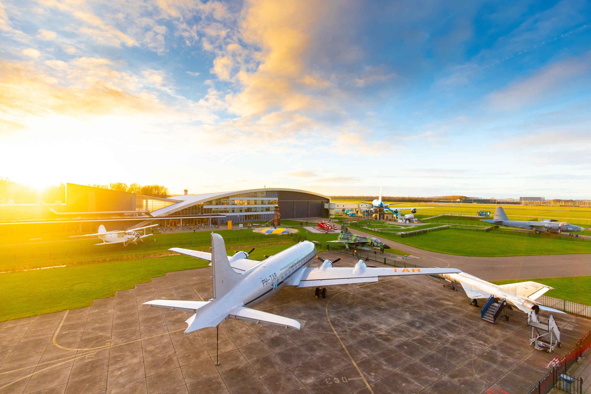 Een uitzicht over het buitenterrein van Luchtvaartmuseum Aviodrome