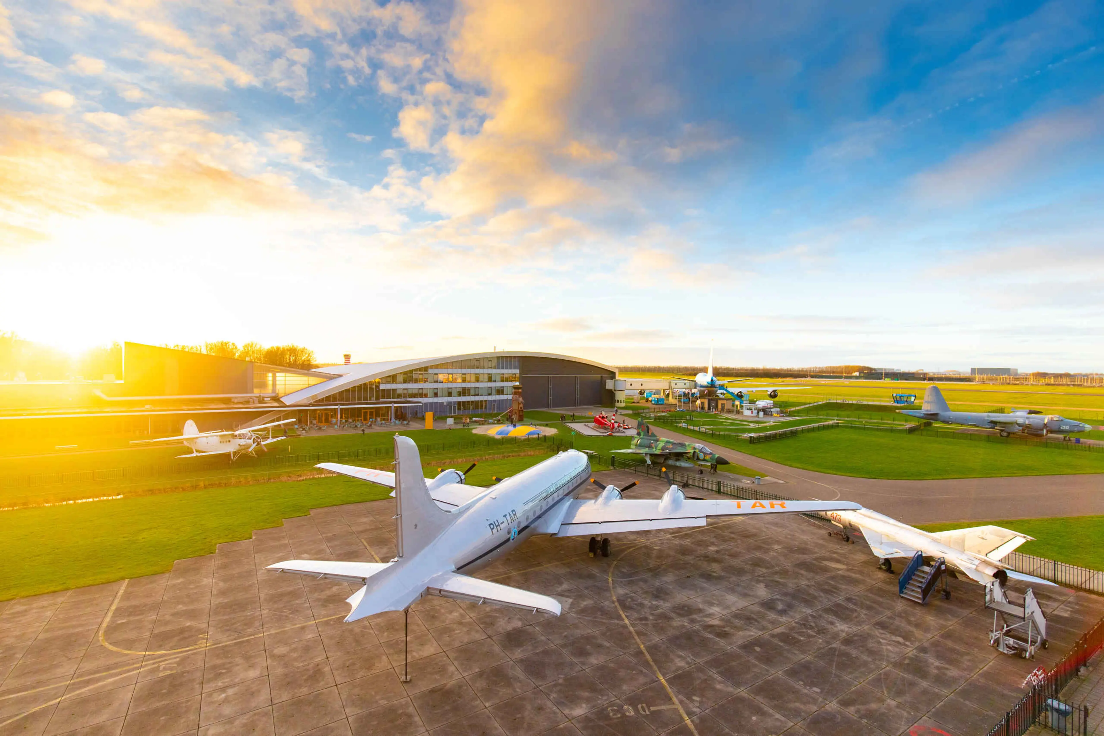 Een uitzicht over het buitenterrein van Luchtvaartmuseum Aviodrome