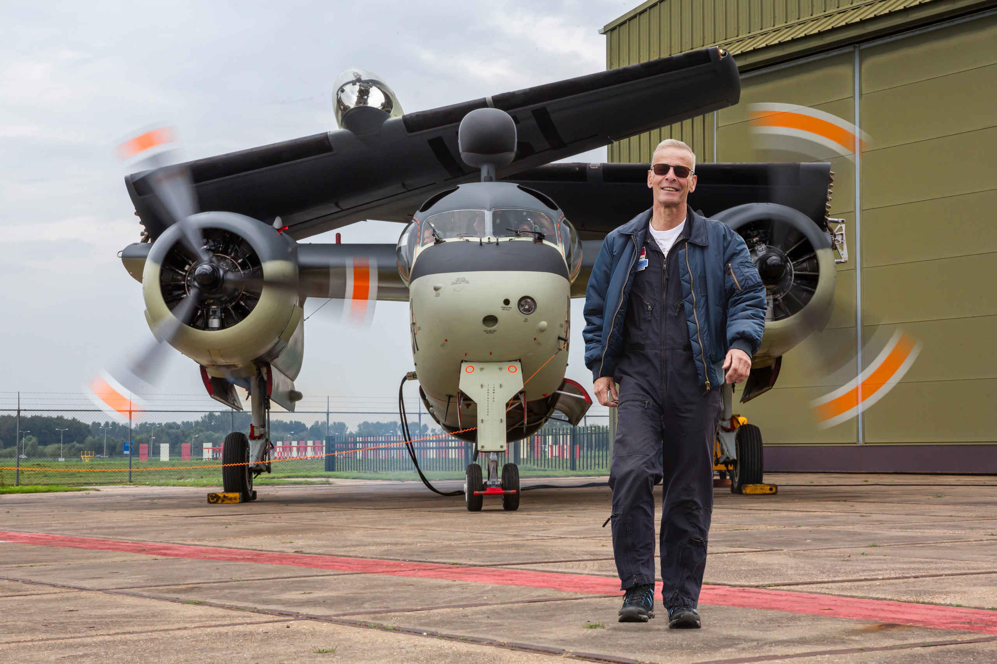 Piloot loopt voor vliegtuig in Luchtvaartmuseum Aviodrome
