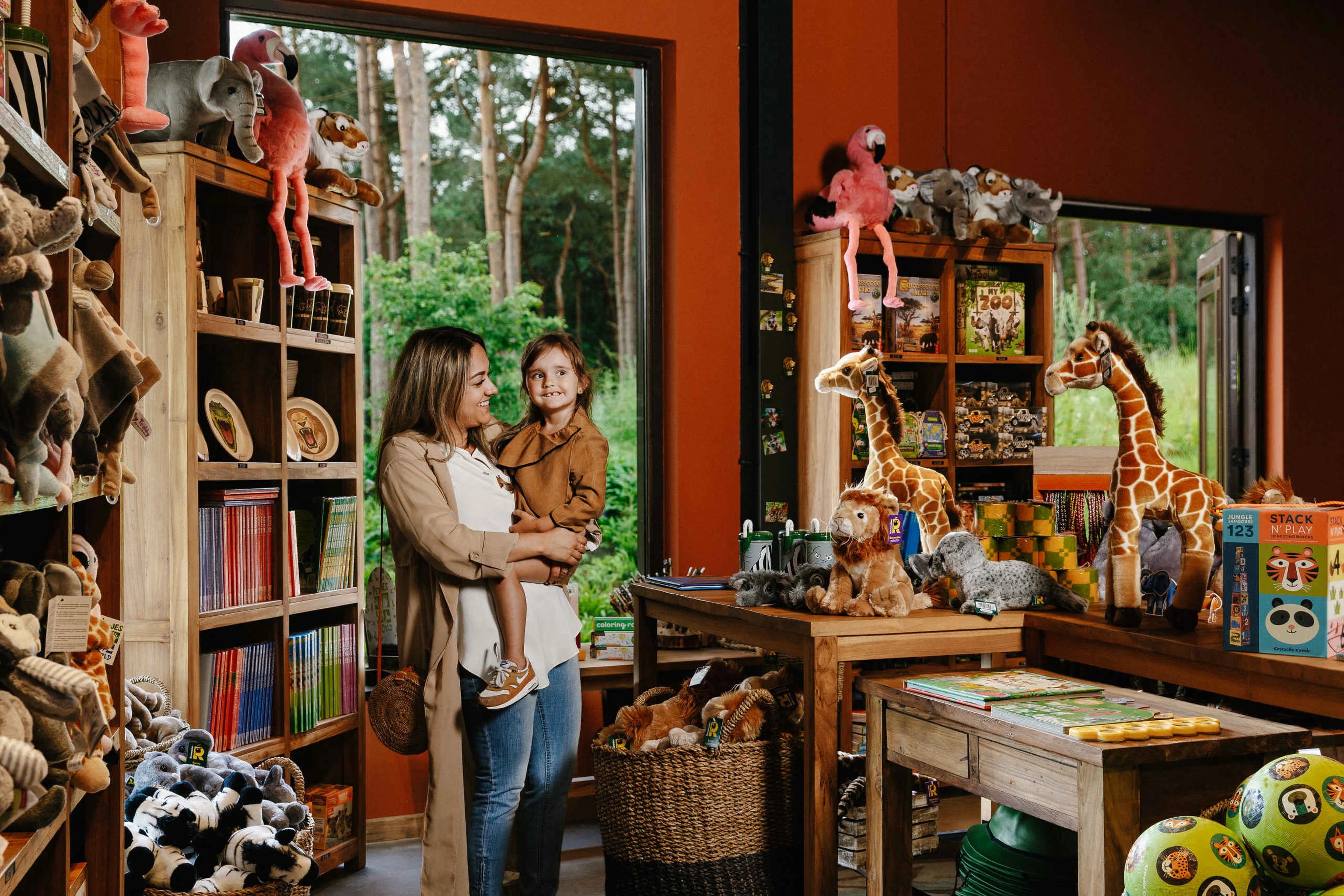 Guest Service van Kaributown een gezin op Safari Resort Beekse Bergen