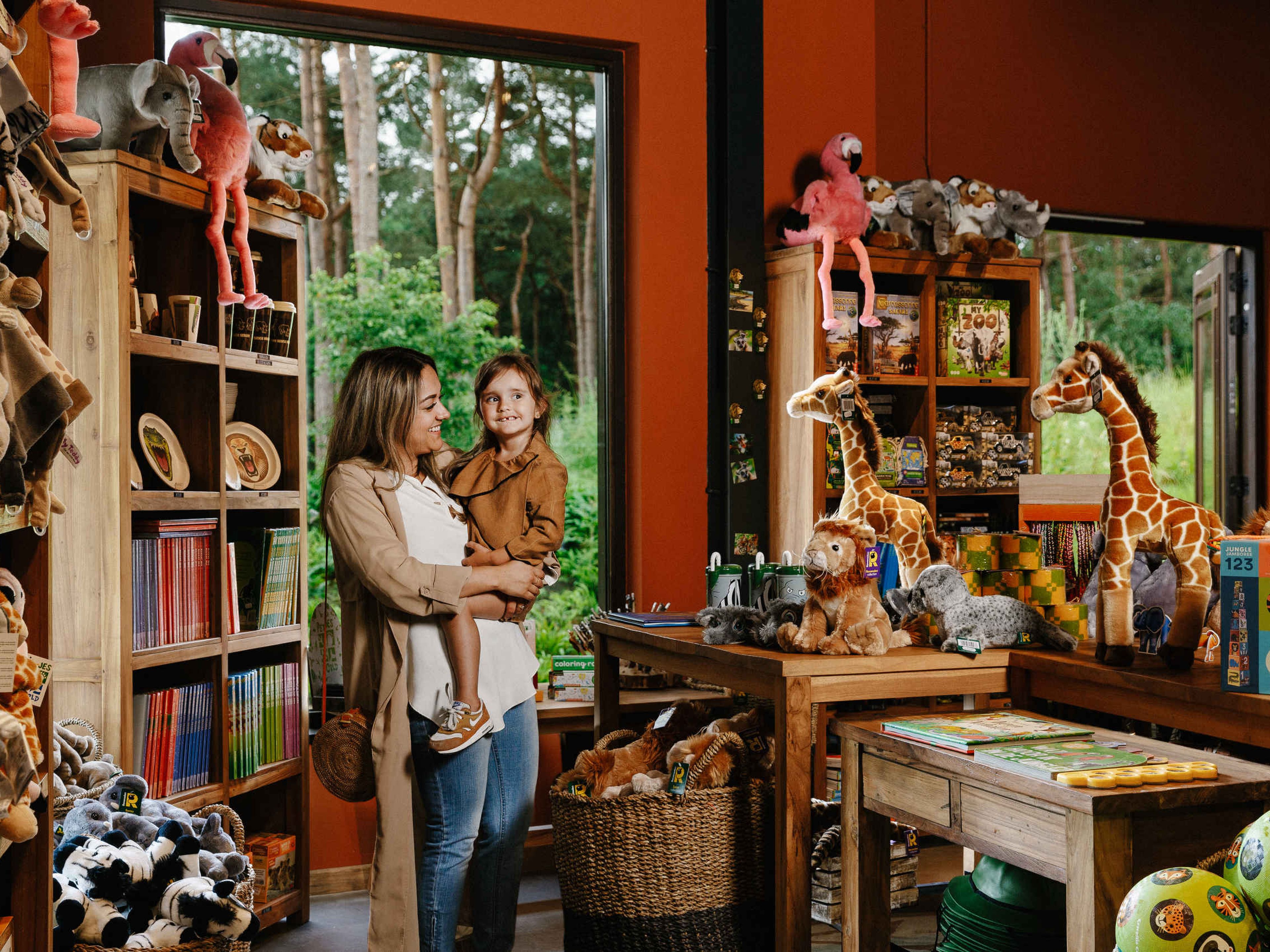 Guest Service van Kaributown een gezin op Safari Resort Beekse Bergen