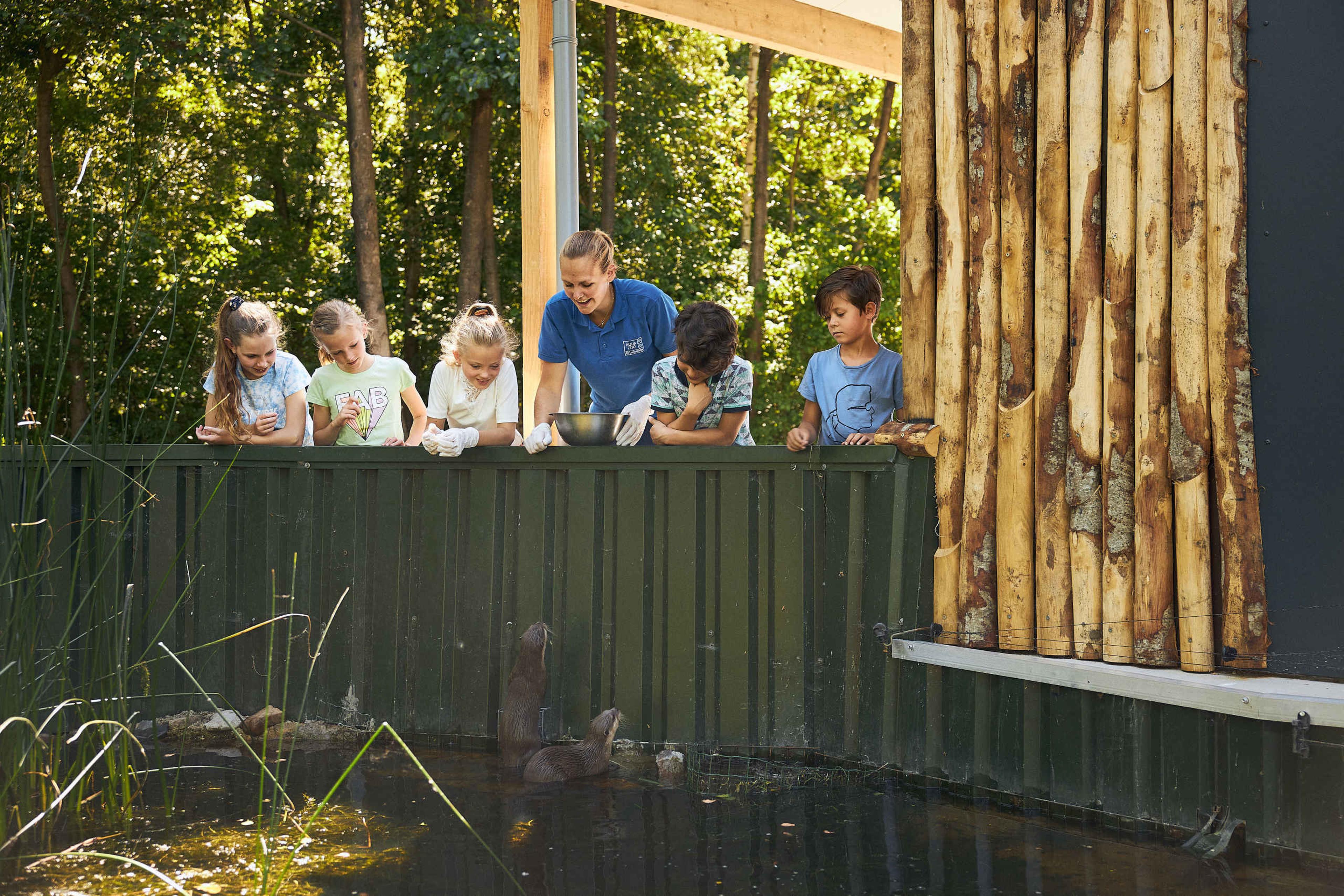 Otters voeren kinderen verzorger AquaZoo Leeuwarden