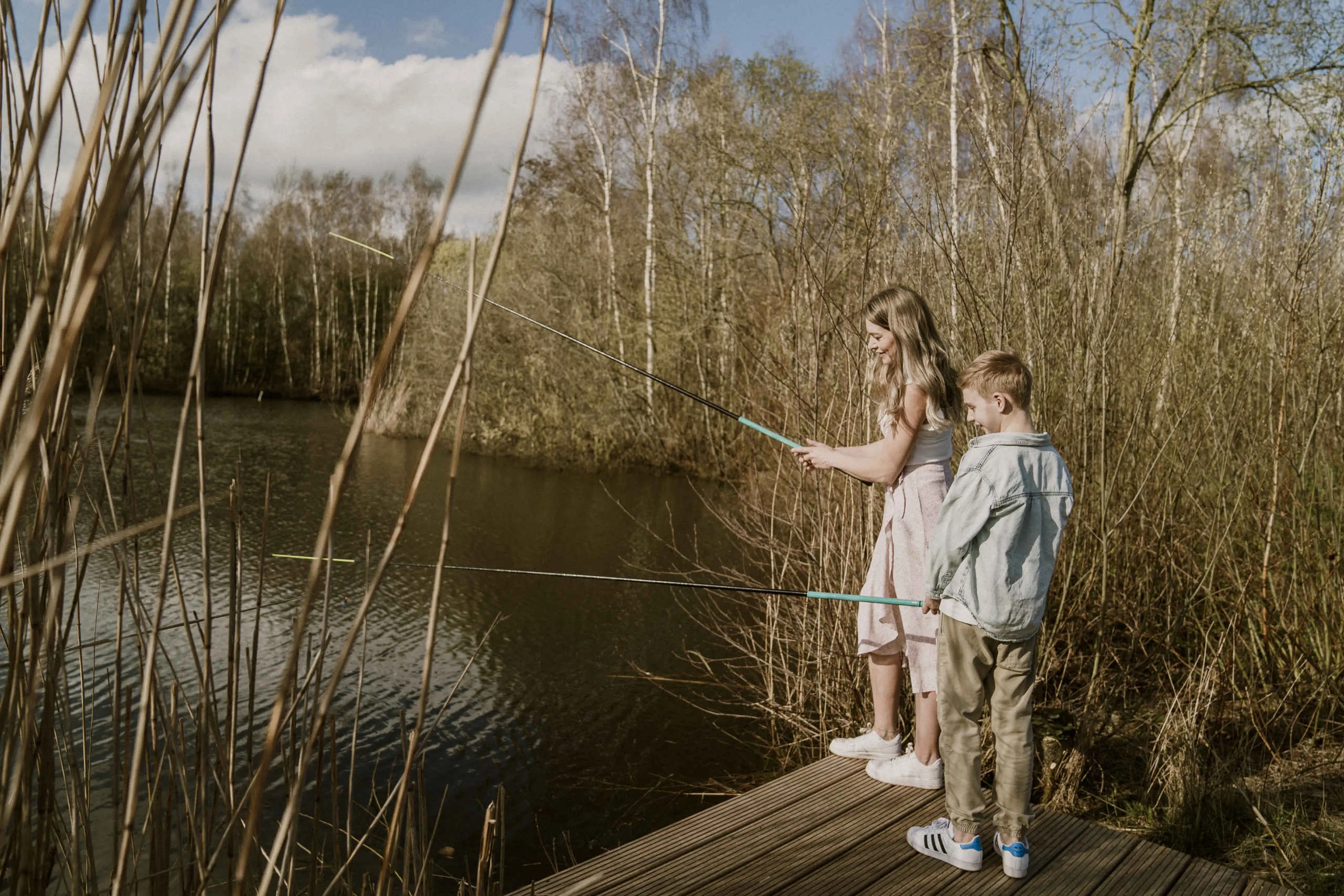 Moeder en kind aan het vissen bij de visvijver van Vakantiepark Dierenbos