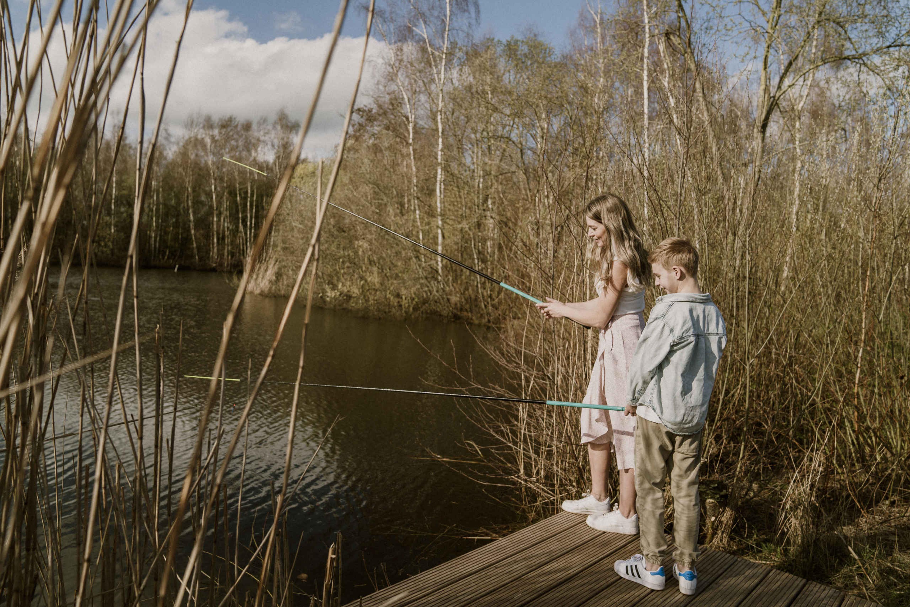 Moeder en kind aan het vissen bij de visvijver van Vakantiepark Dierenbos