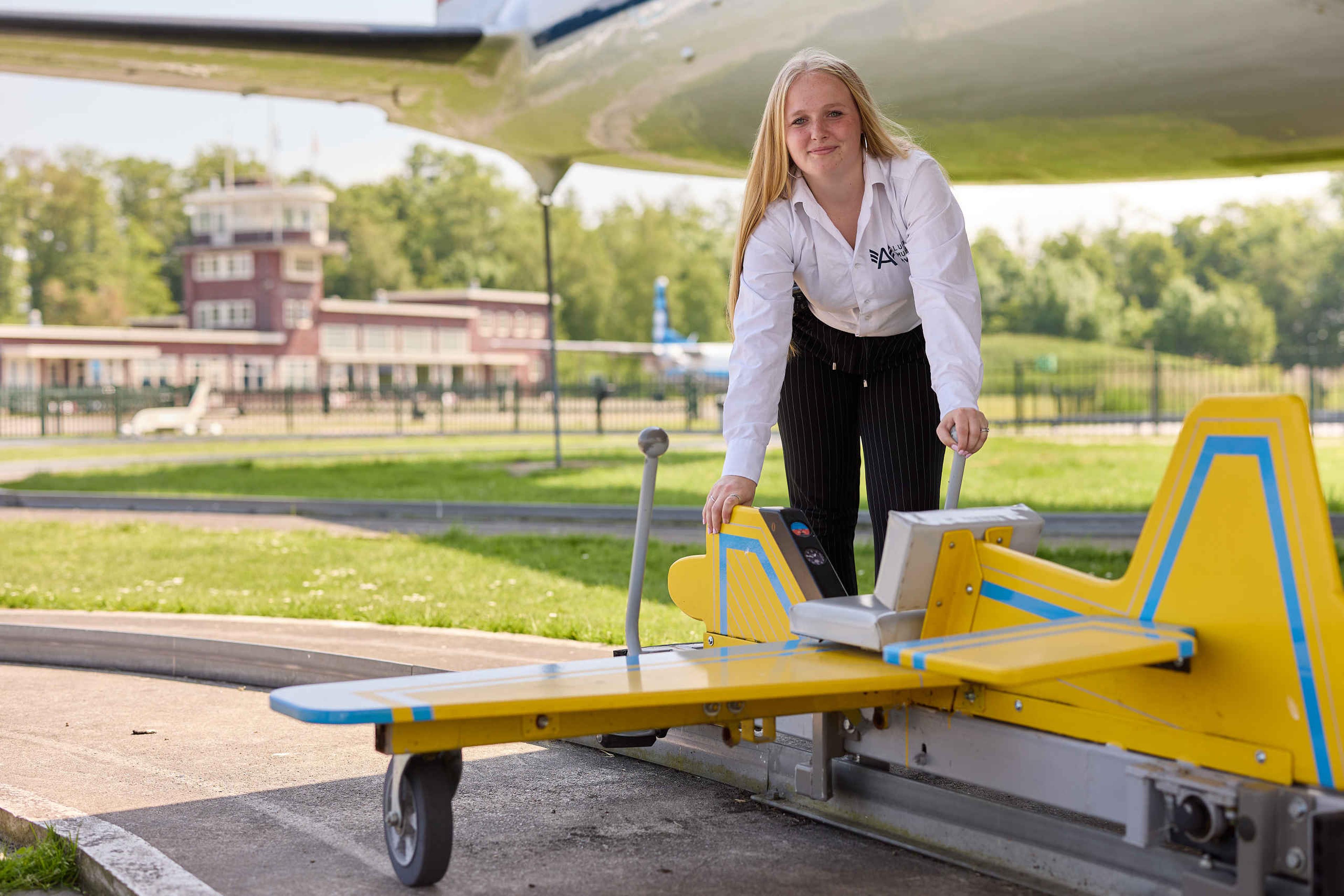 Medewerker bij een speeltoestel in Luchtvaartmuseum Aviodrome