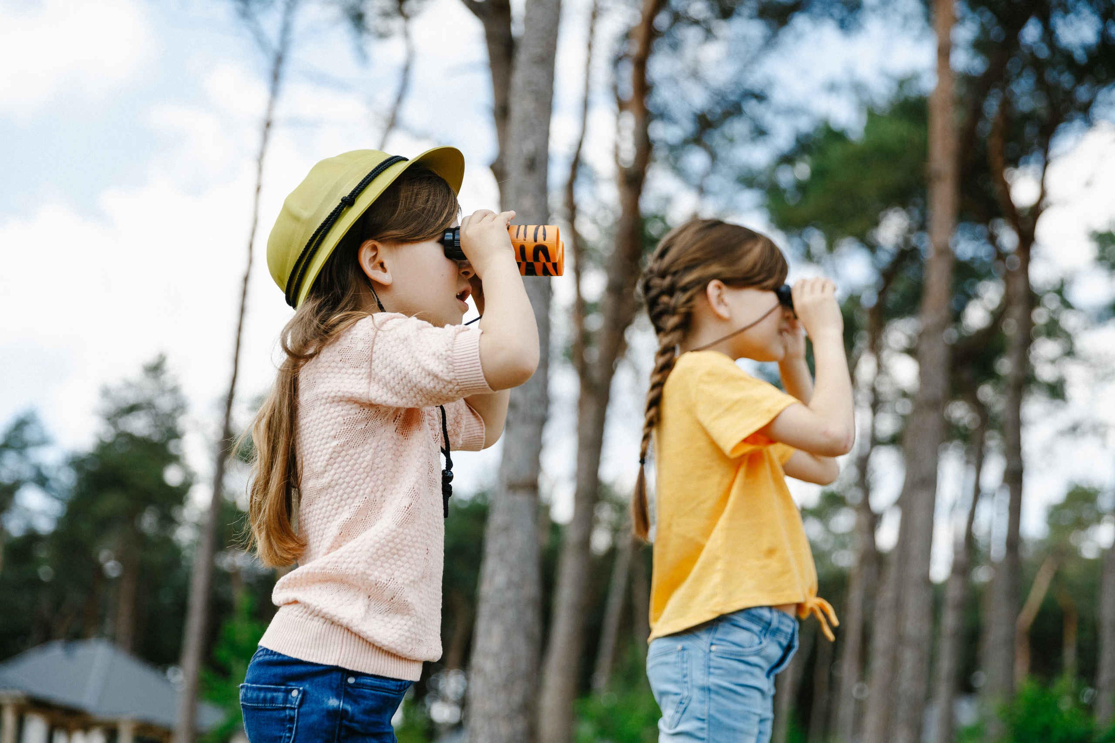 Meisjes kijken door verrekijkers op Safari Resort Beekse Bergen