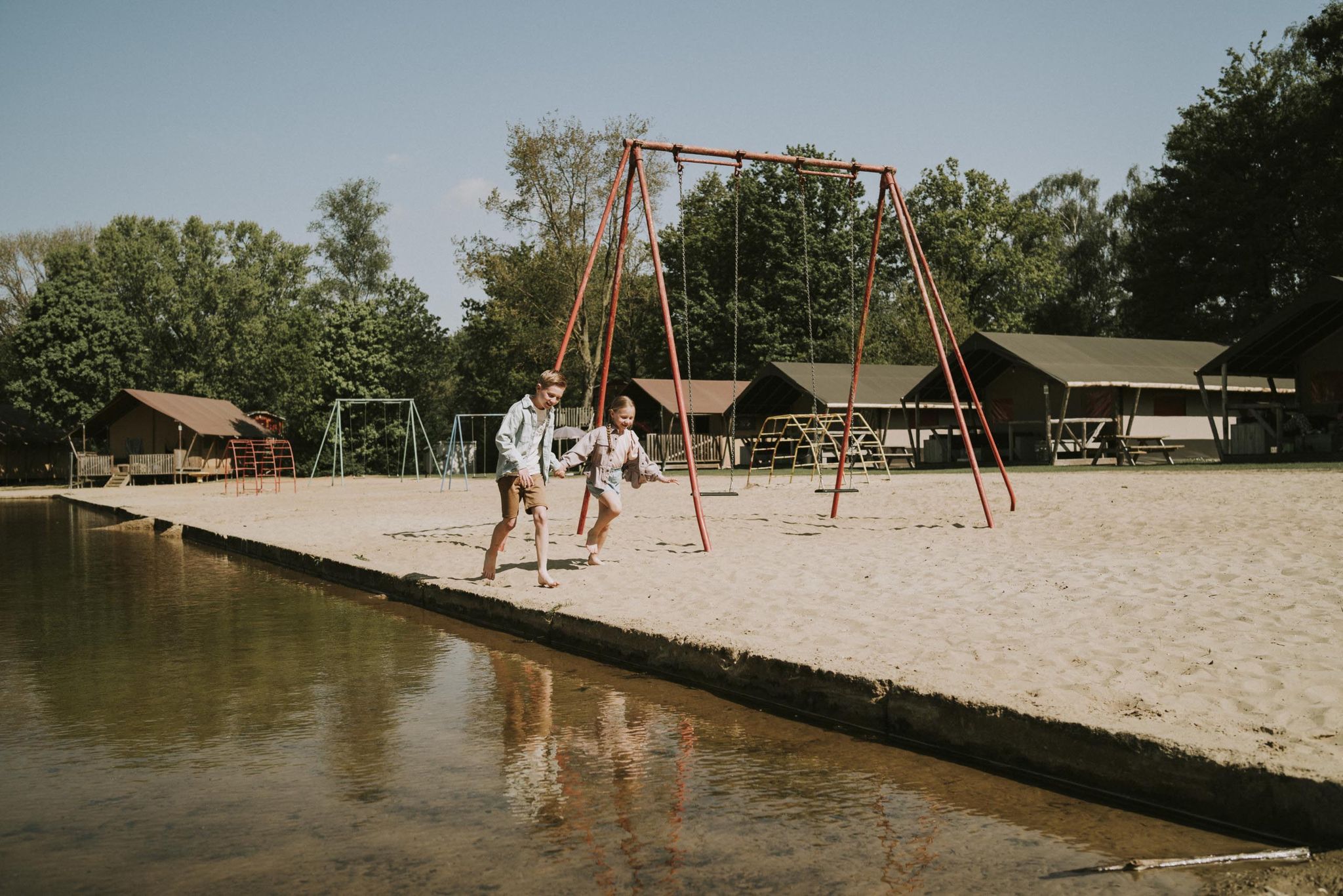 Kinderen rennen door de speeltuin van Vakantiepark Dierenbos