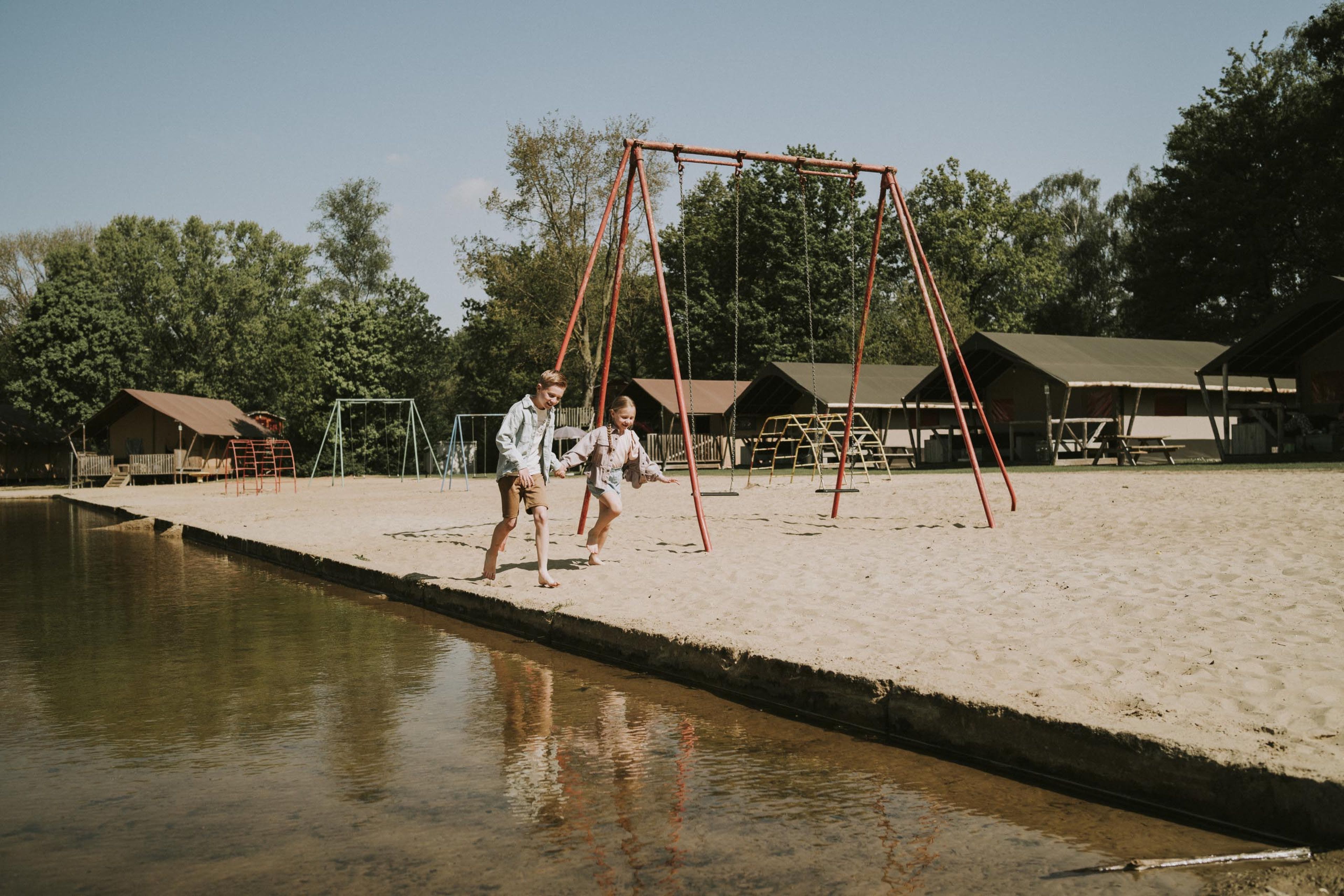 Kinderen rennen door de speeltuin van Vakantiepark Dierenbos