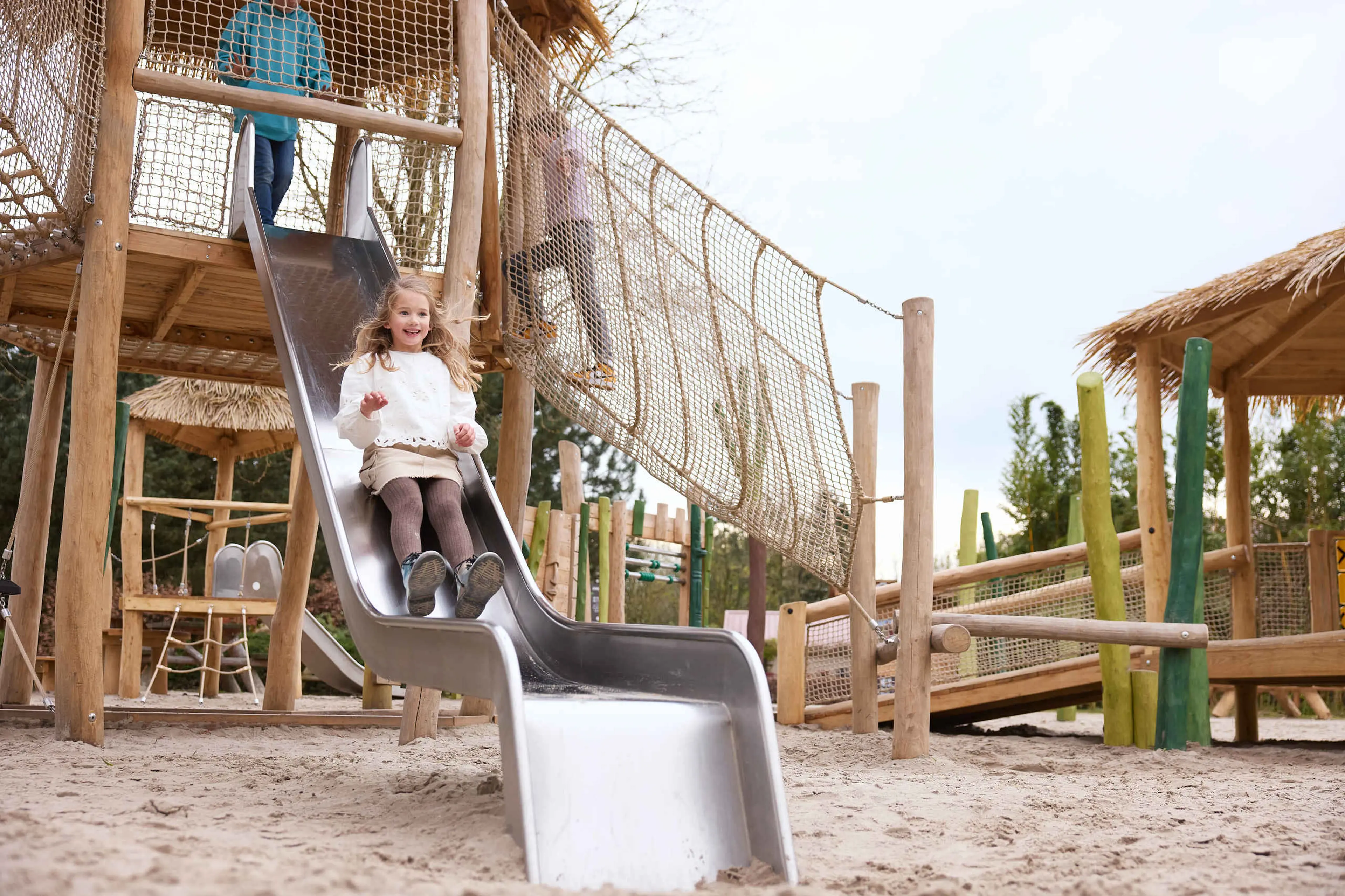 Meisje in speeltuin glijdt van glijbaan ZooParc Overloon