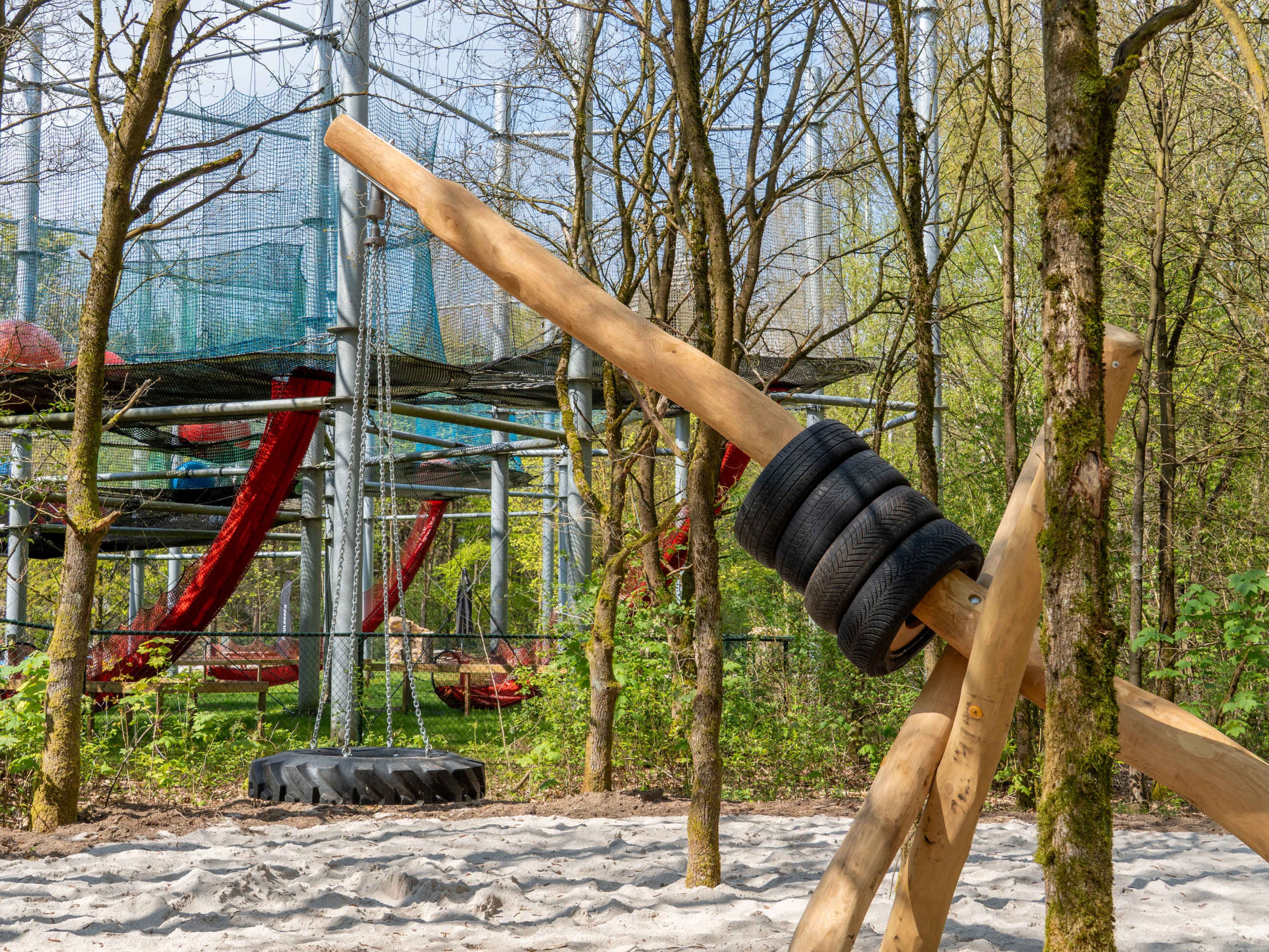 De swingschommel in de speeltuin van Klimrijk Brabant