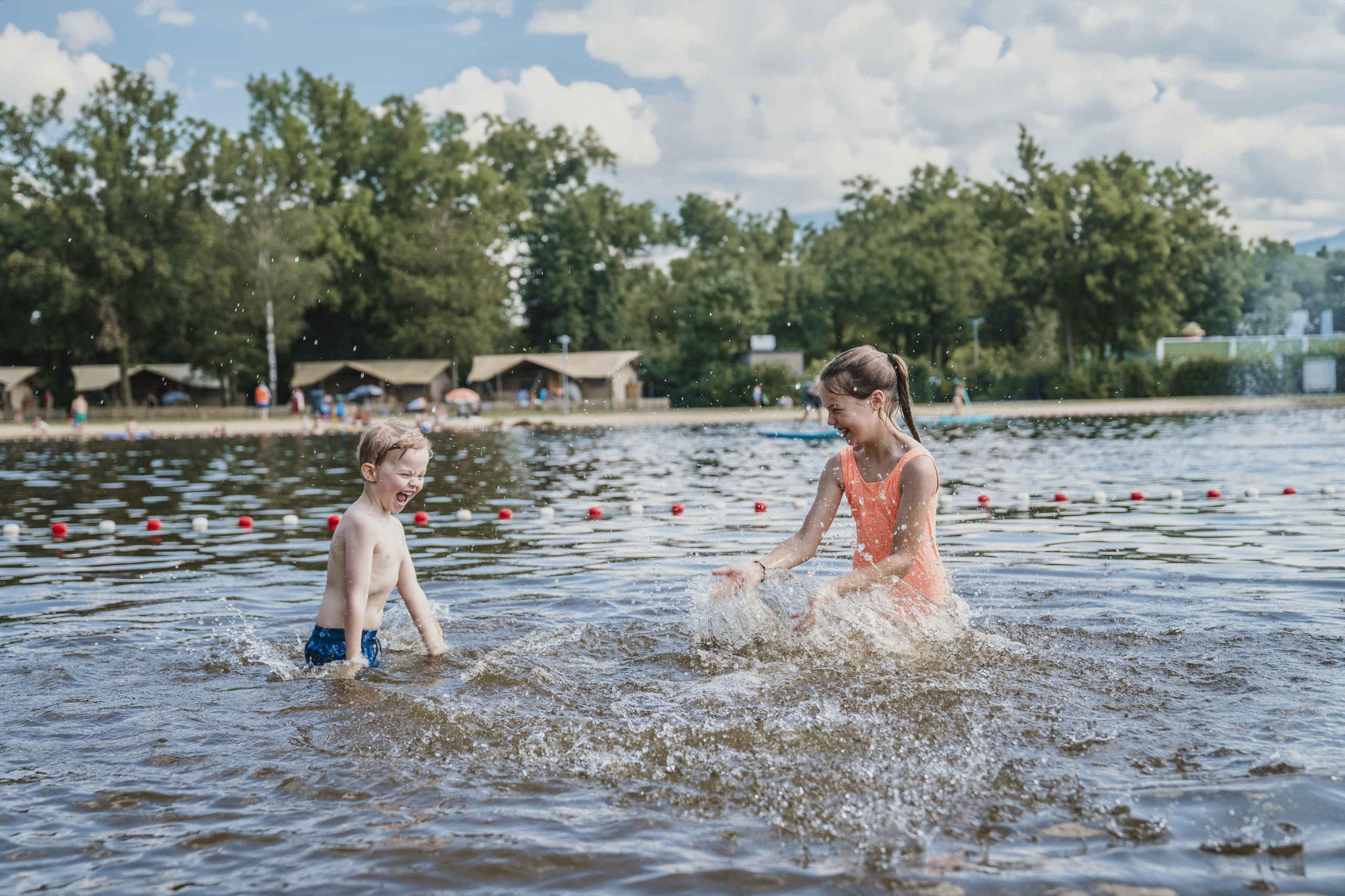 Een jongen en meisje spelen in de zwemvijver bij Vakantiepark Dierenbos