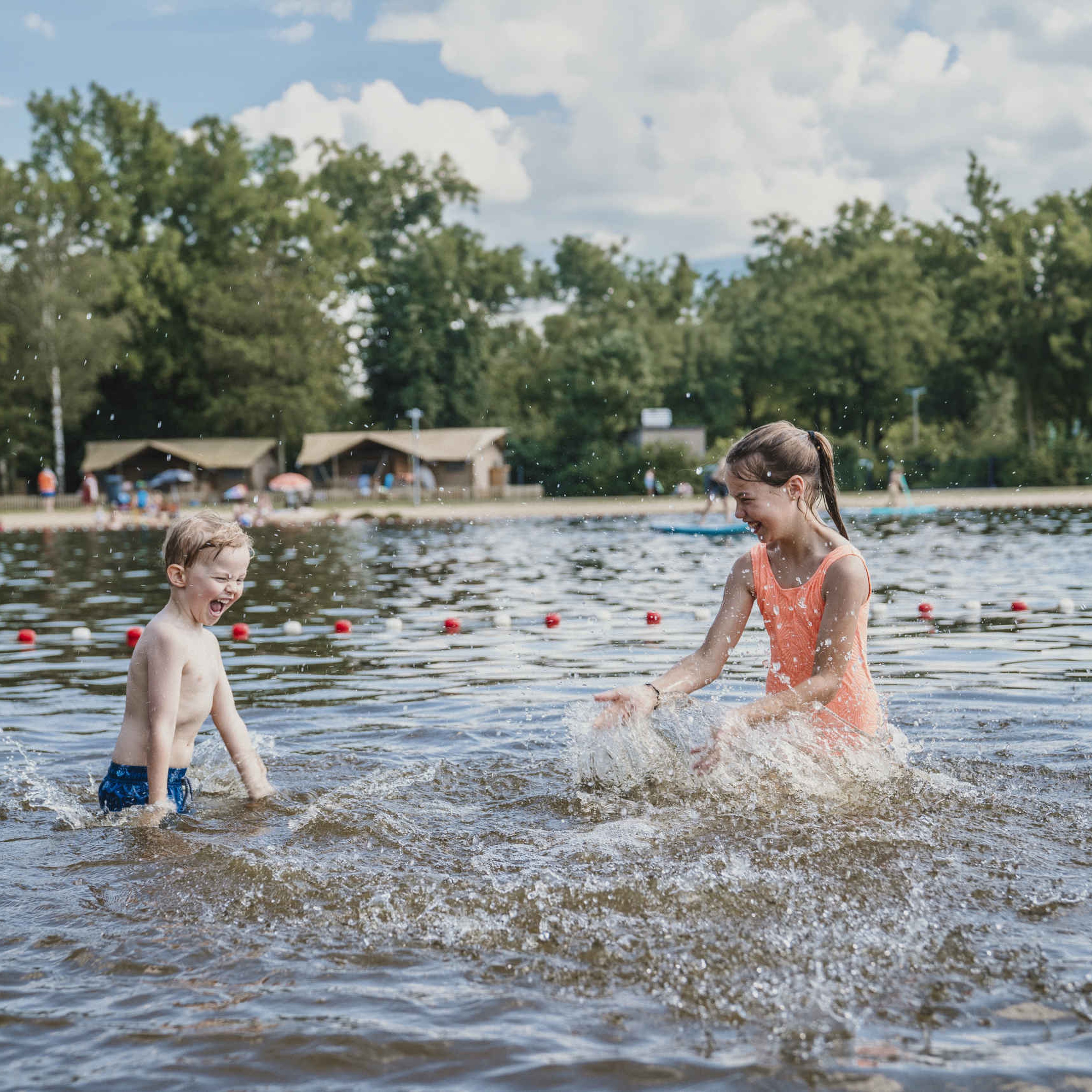 Een jongen en meisje spelen in de zwemvijver bij Vakantiepark Dierenbos