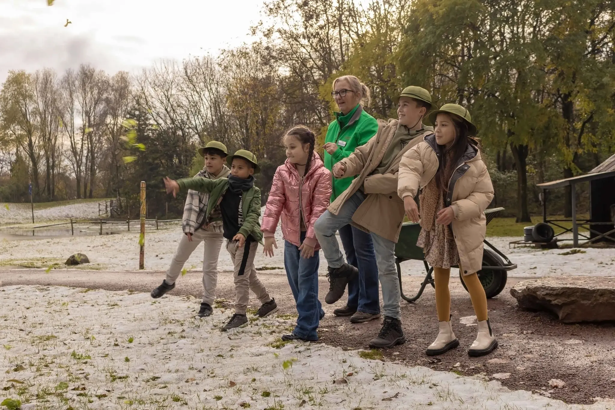 Kinderen kinderfeestje met vrijwilliger voeren de dieren ZooParc Overloon