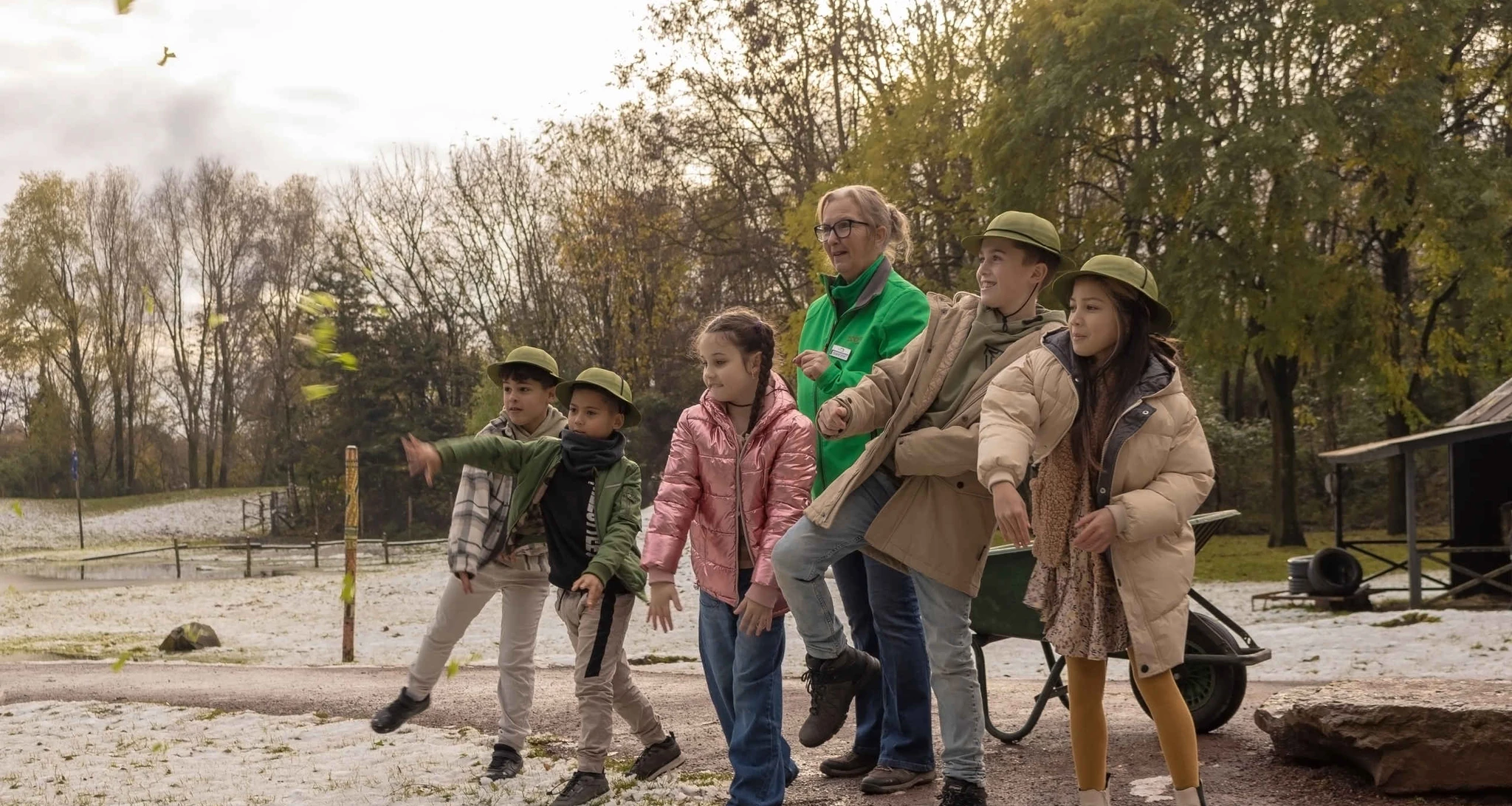 Kinderen kinderfeestje met vrijwilliger voeren de dieren ZooParc Overloon