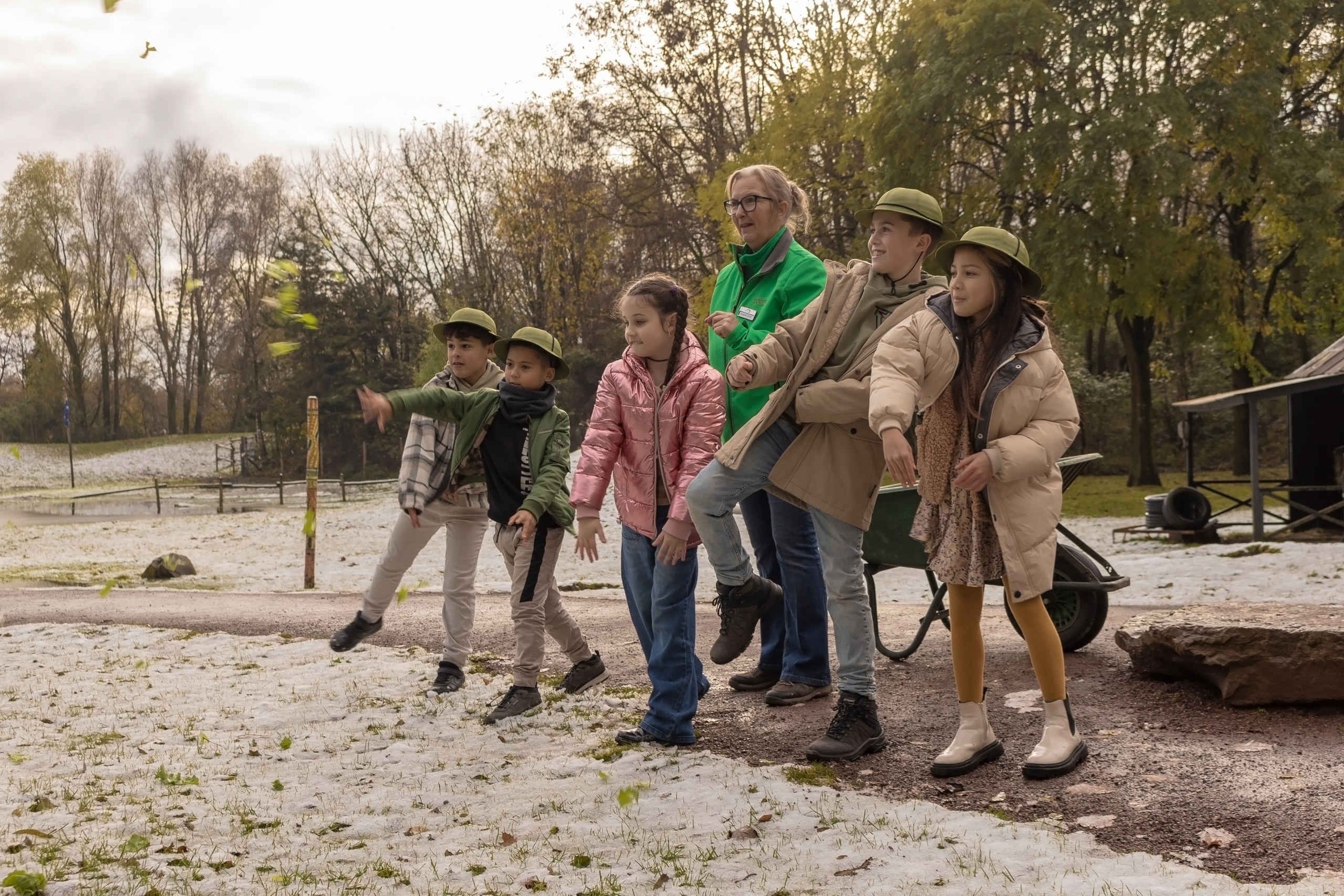 Kinderen kinderfeestje met vrijwilliger voeren de dieren ZooParc Overloon
