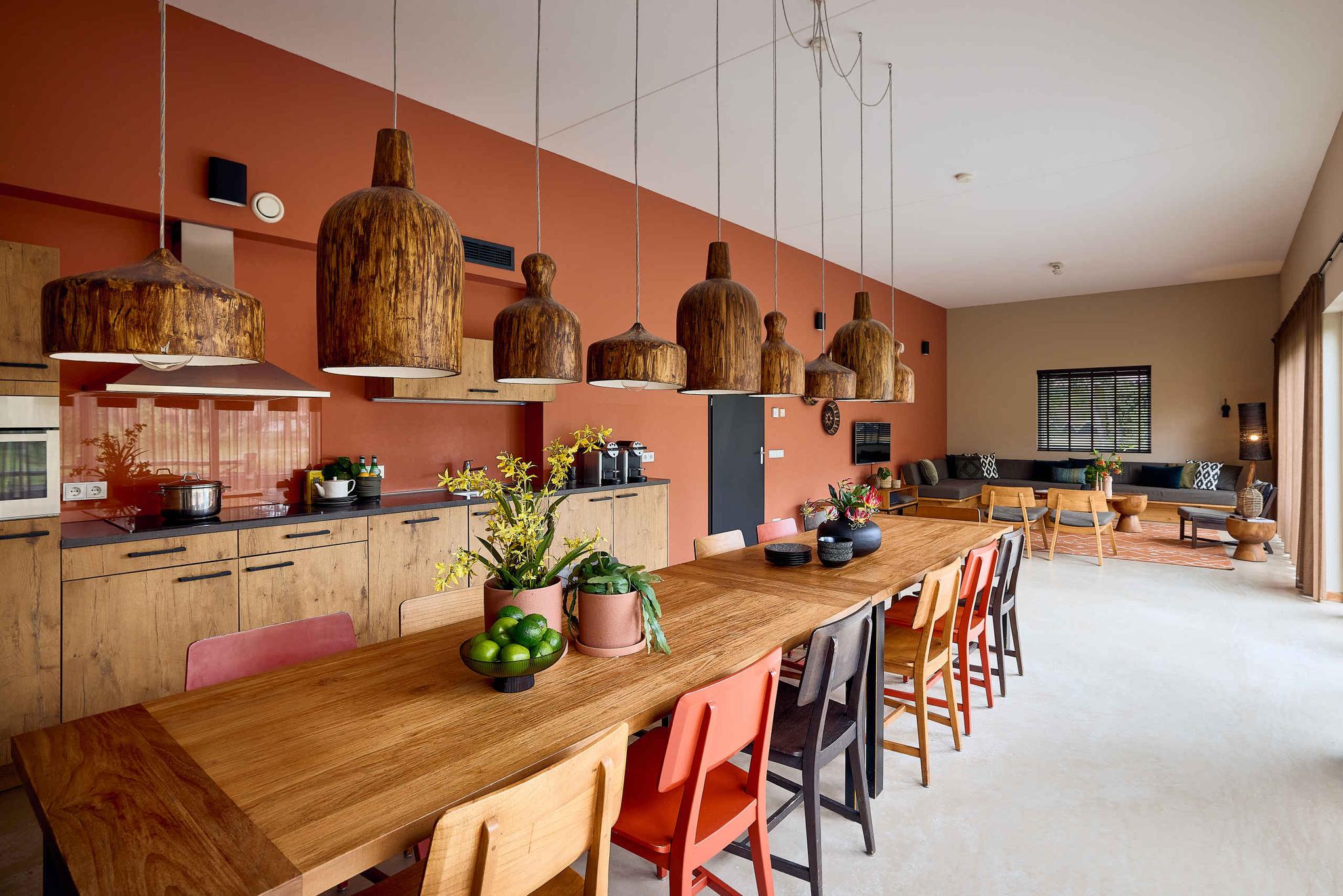 Woonkamer en keuken in de groepslodge op Safari Resort Beekse Bergen