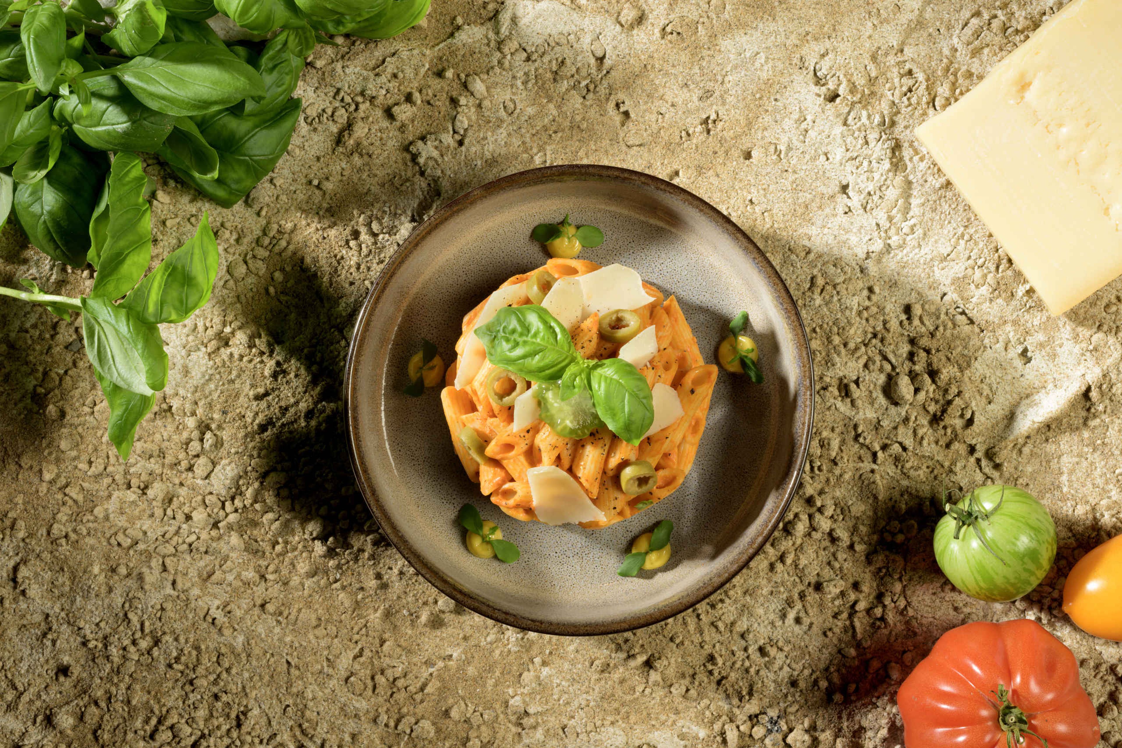 Pasta penne gerecht in restaurant Mugunda Afrikadorp in Safaripark Beekse Bergen