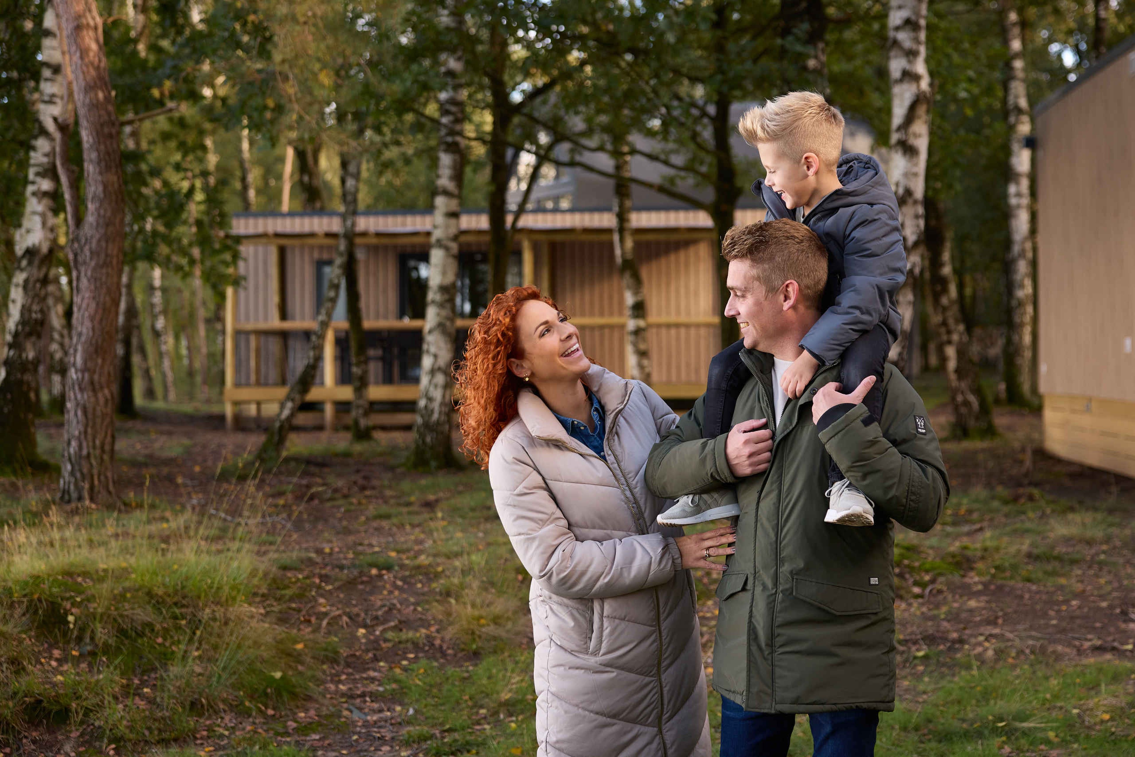 Gezin in de herfst het najaar op Lake Resort in Beekse Bergen