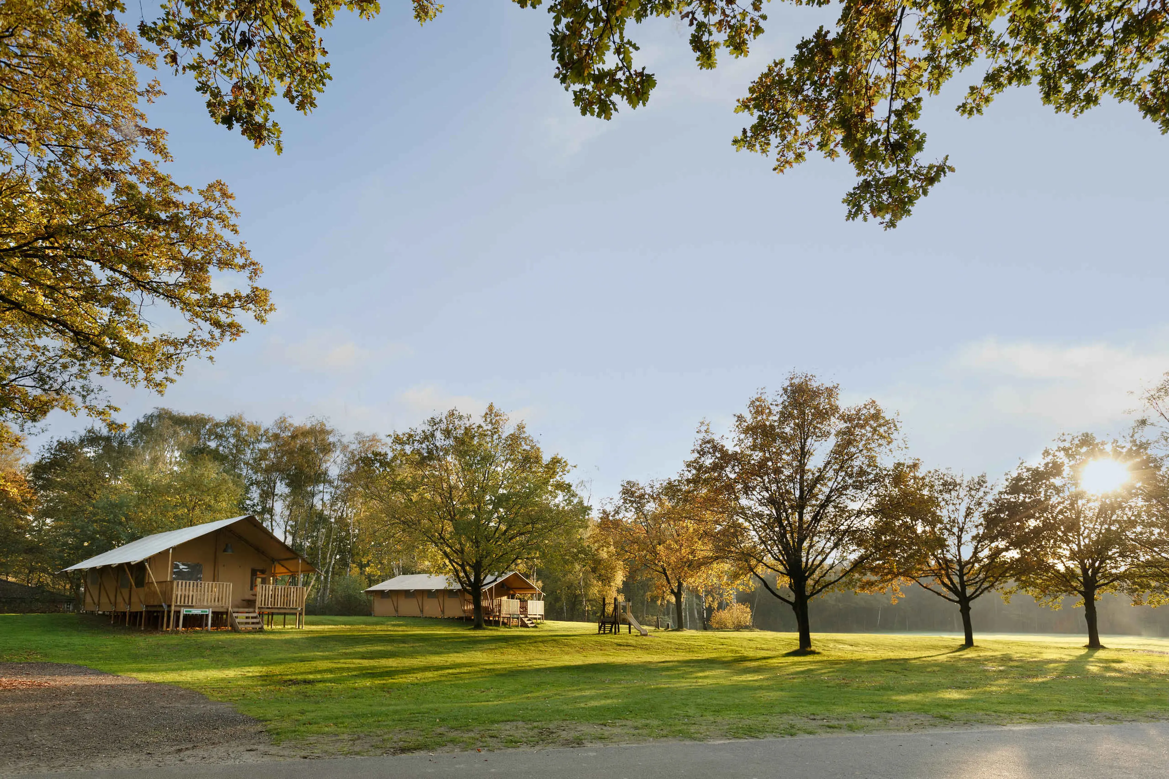 Herfstsfeer bij de glampingtenten tijdens herfstvakantie op Lake Resort Beekse Bergen