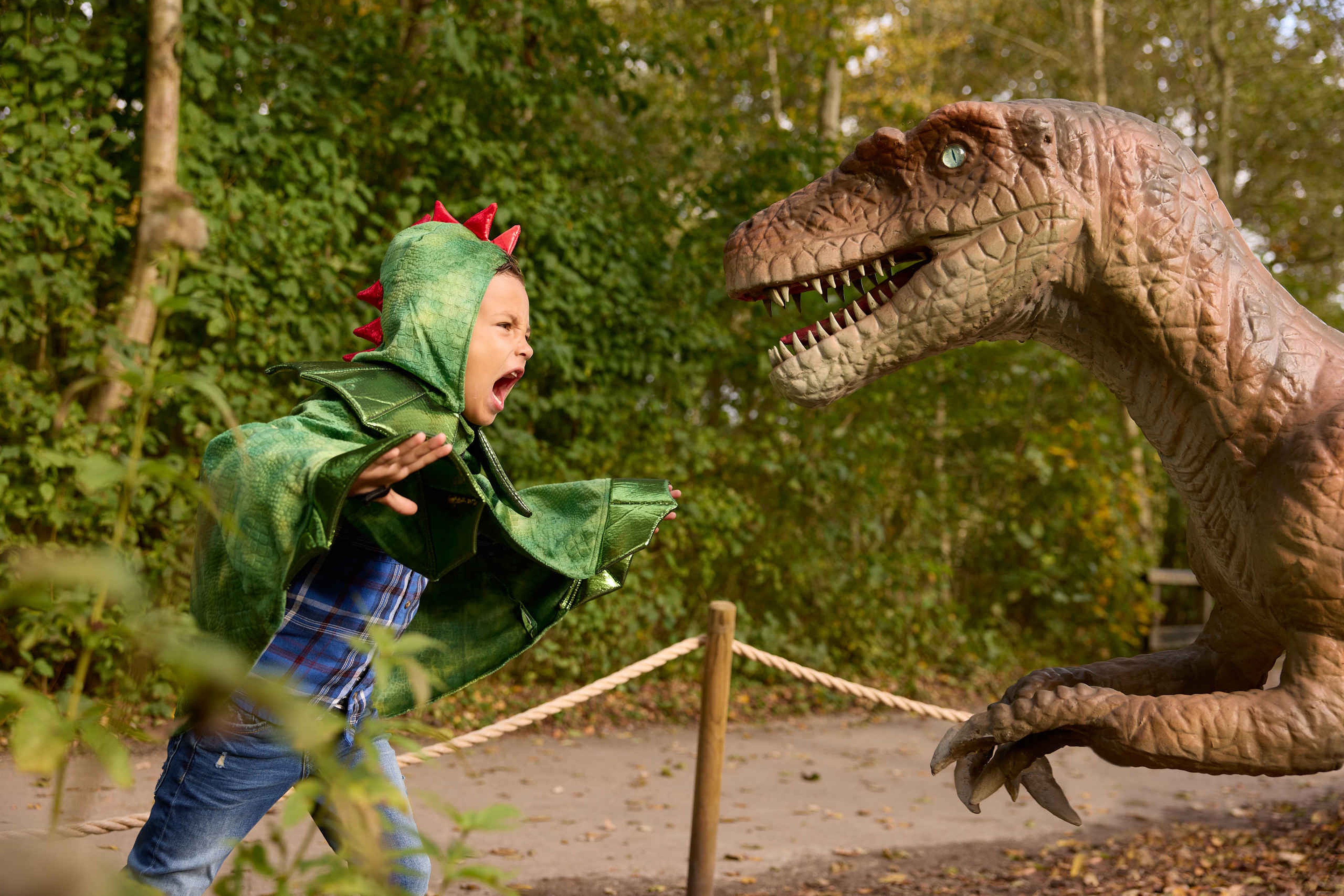 Jongen bij dinosaurus AquaZoo Leeuwarden