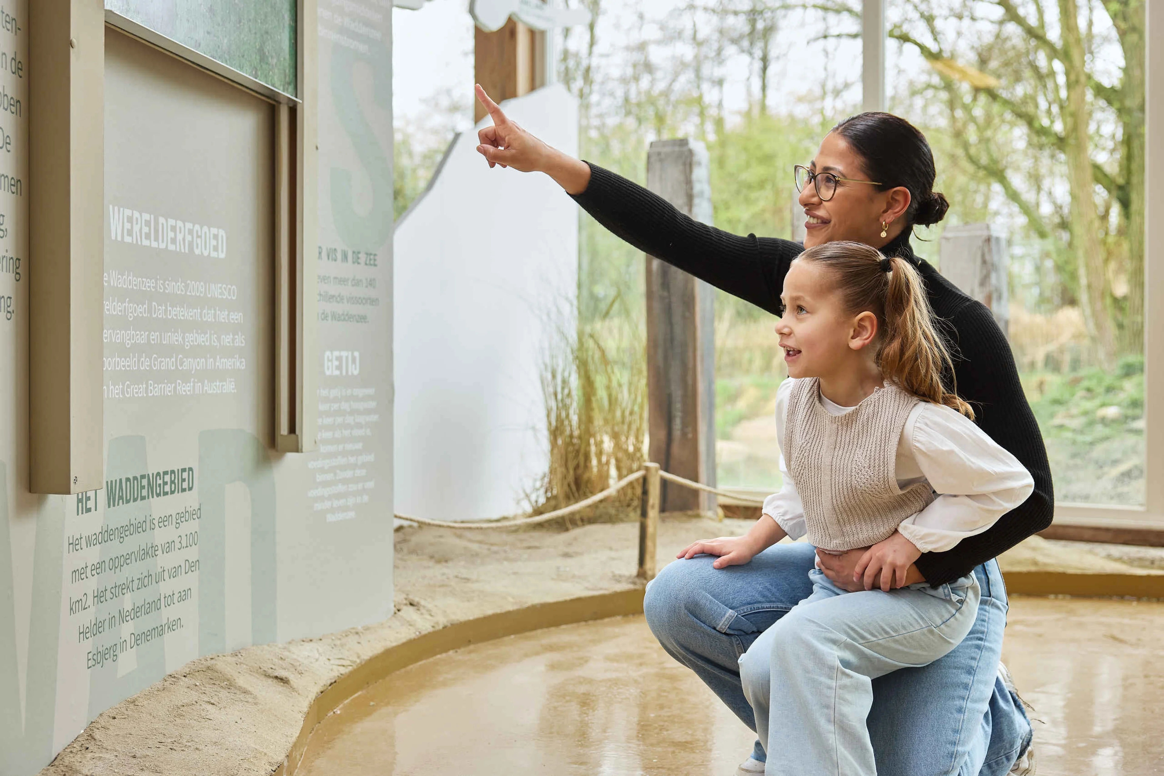 Moeder en dochter in waddengebied in AquaZoo Leeuwarden