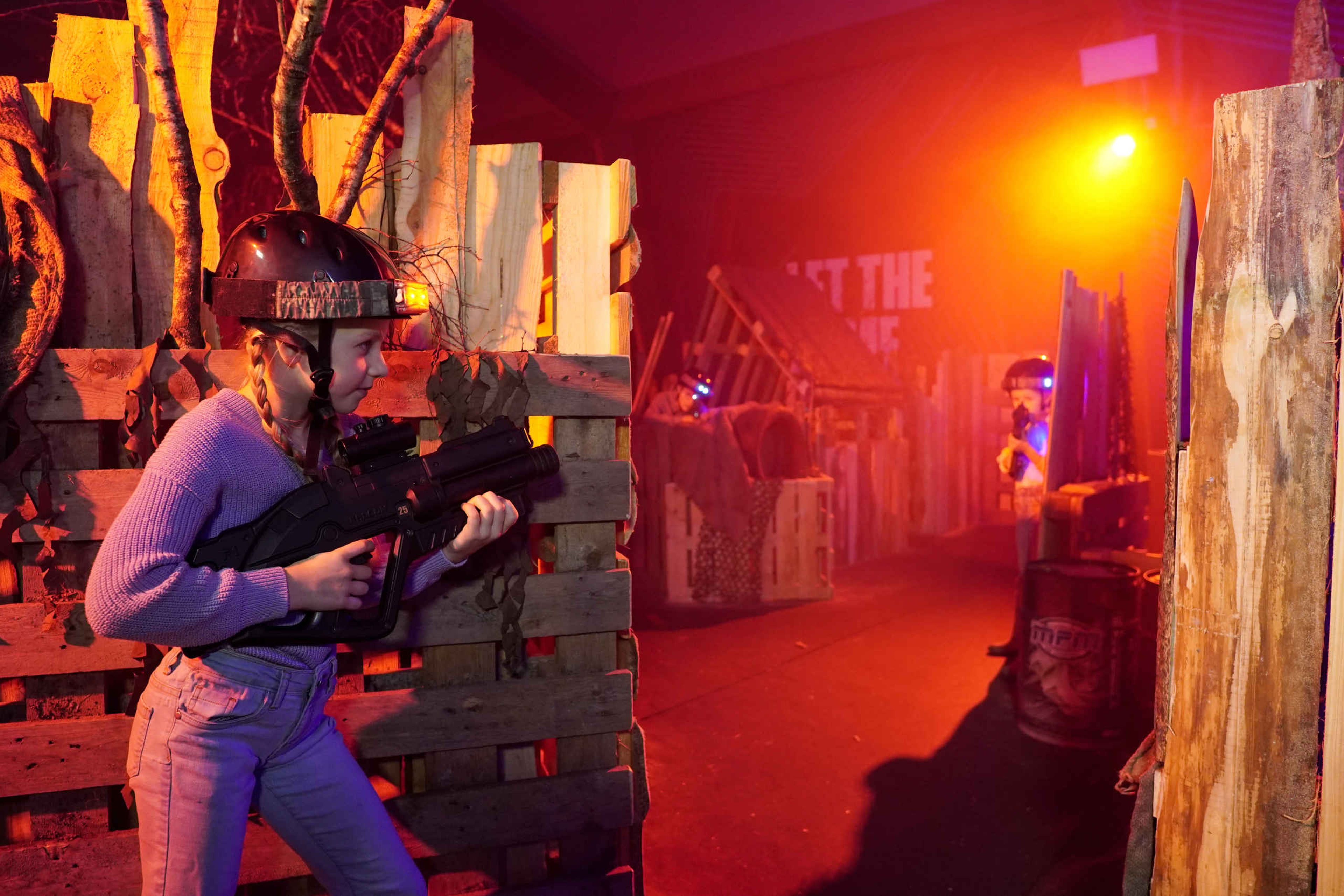 Meisje en jongen aan het indoor lasergamen bij Klimrijk