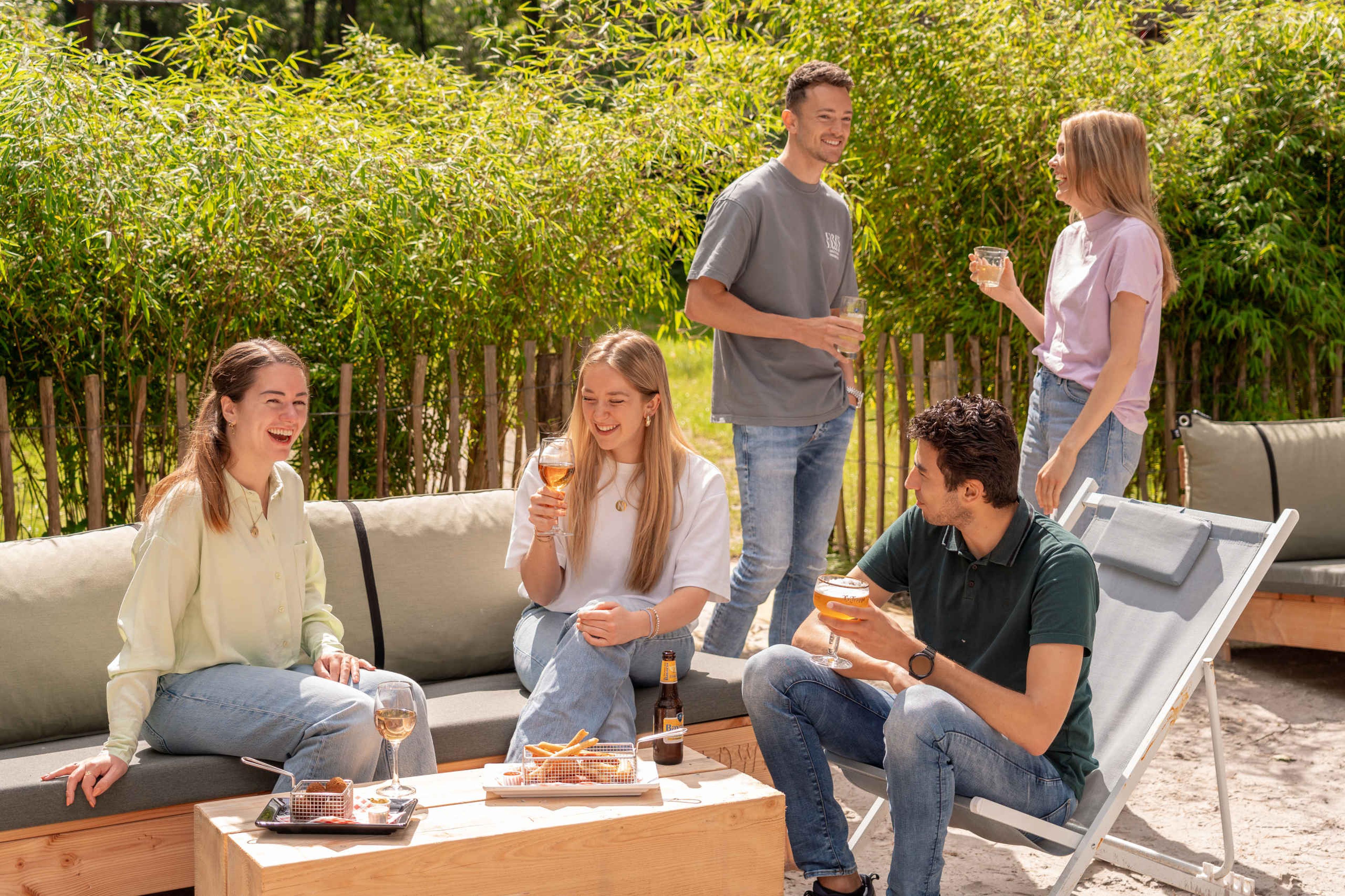 Vrienden ontspannen met een drankje bij de Beach Area