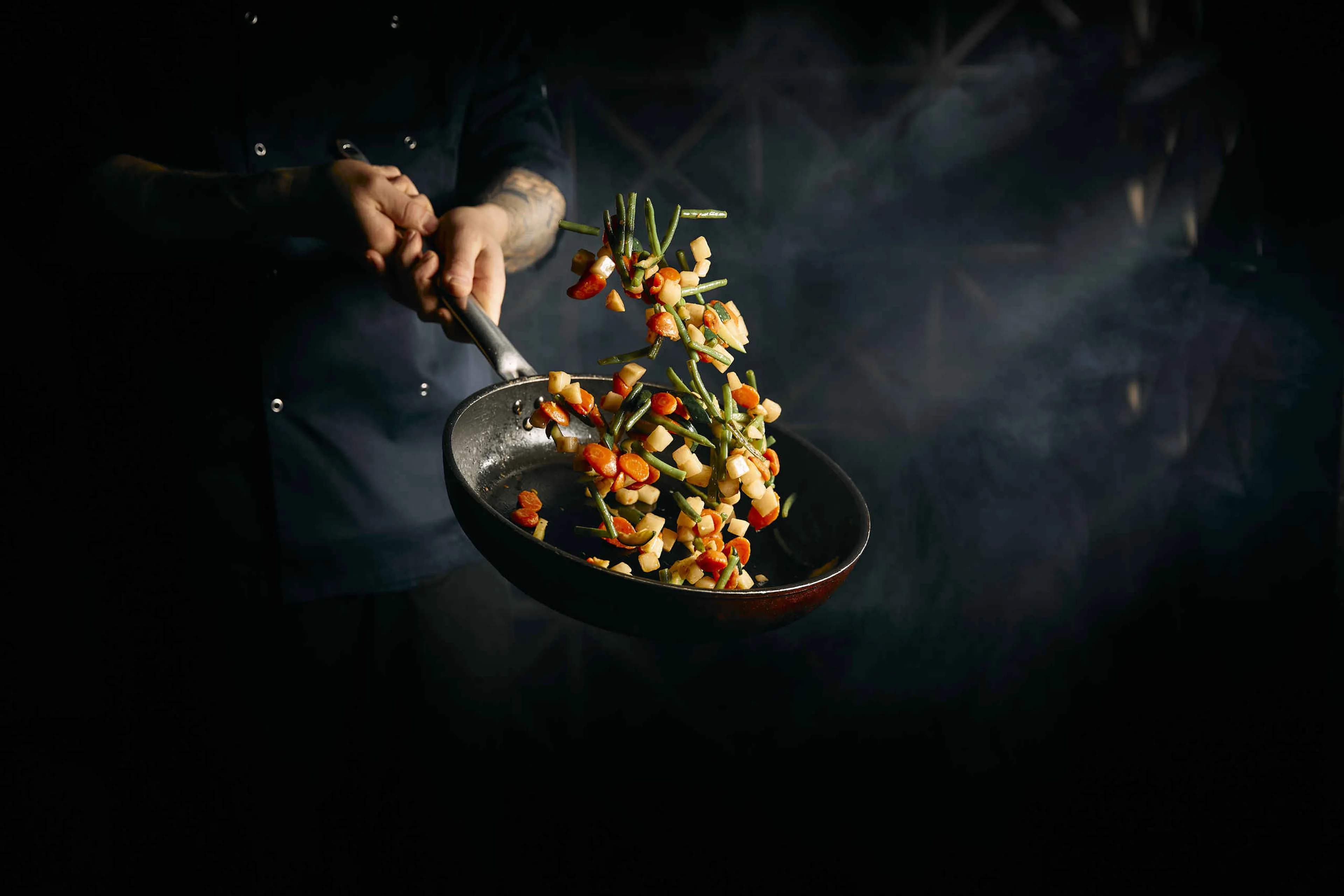 De chef bakt groente bij restaurant Moto in Safari Resort Beekse Bergen.