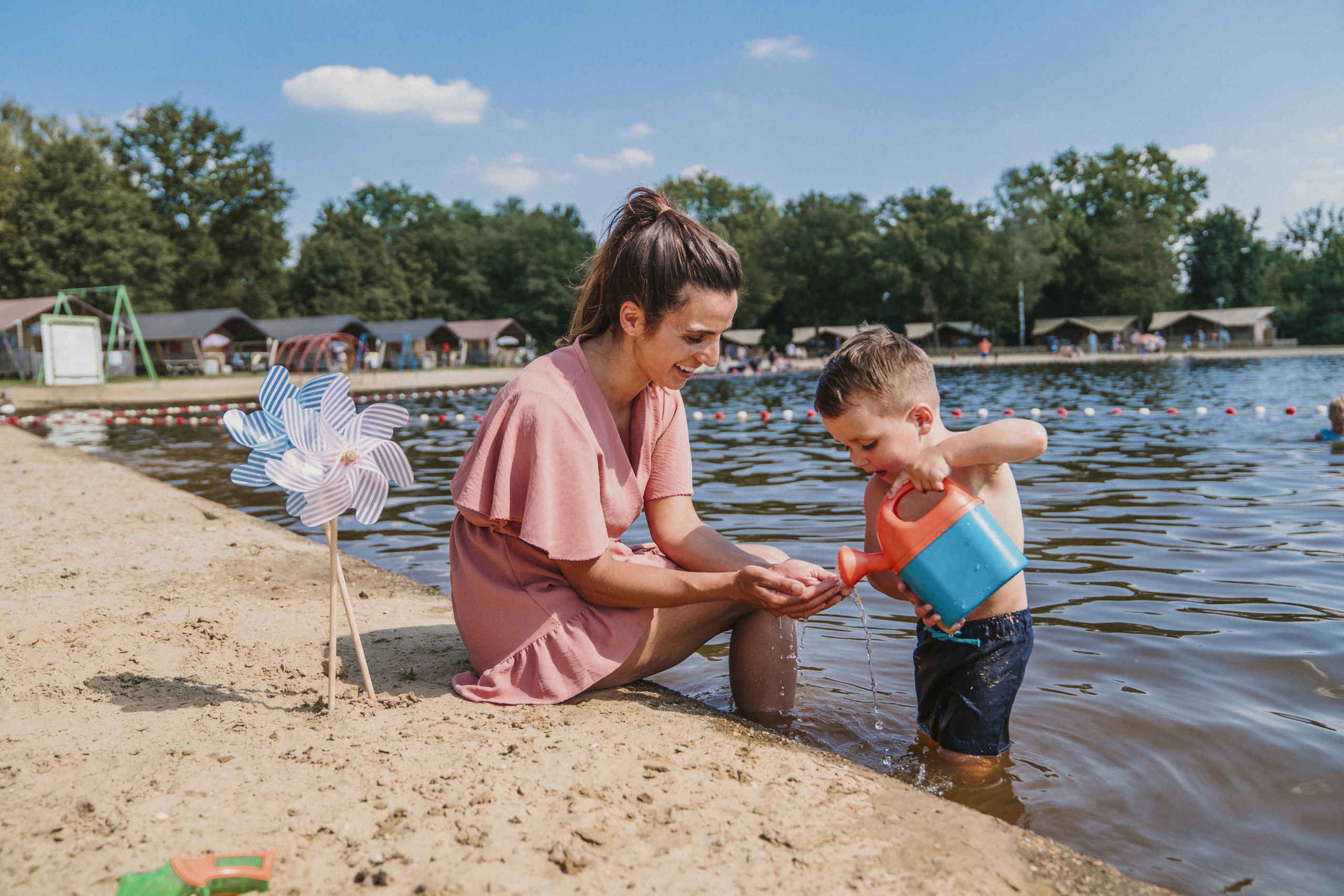 Een moeder en zoon spelen in de zwemvijver bij Vakantiepark Dierenbos