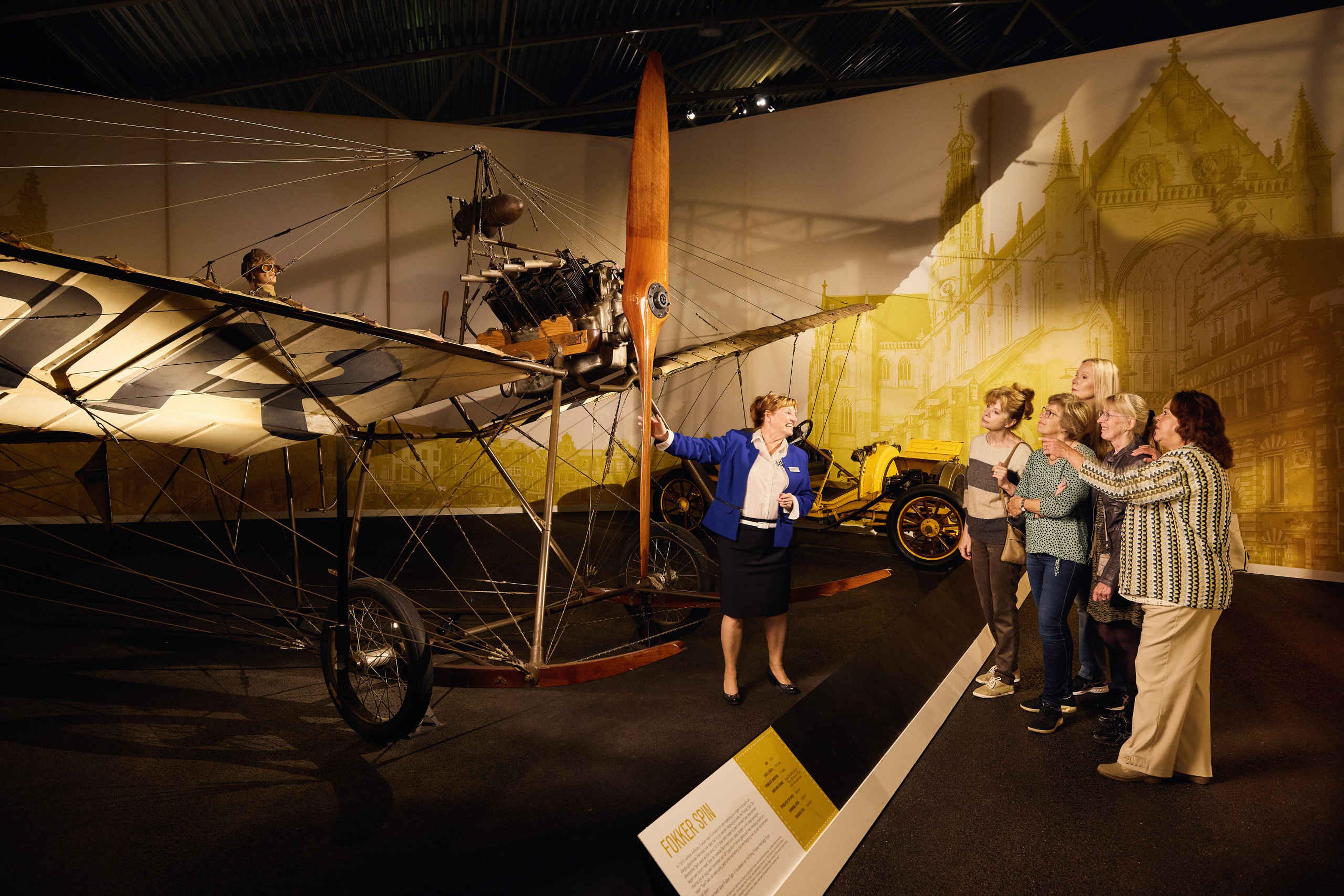 Vrijwilliger bij een vliegtuig in Luchtvaartmuseum Aviodrome