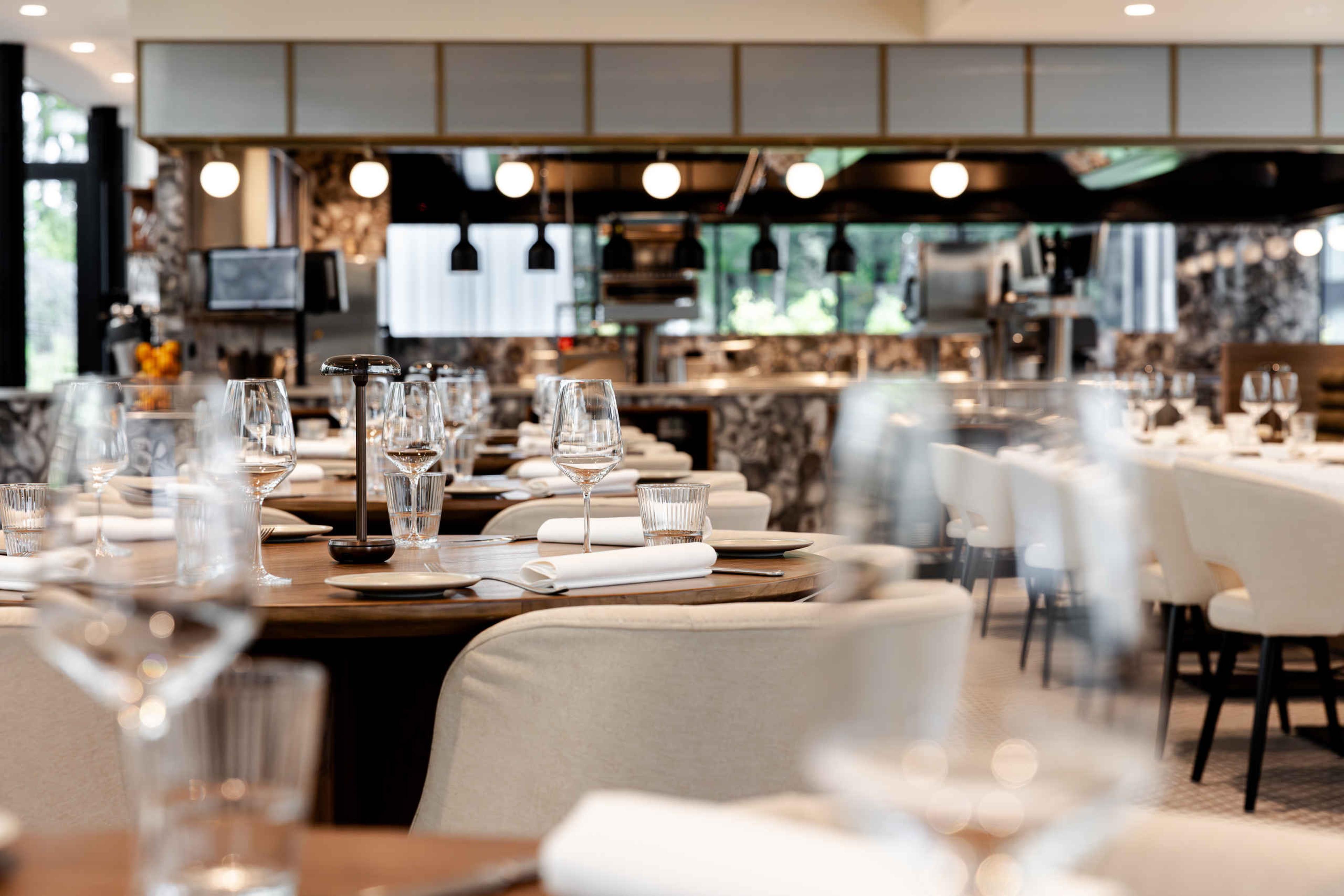 Tafelsetting van restaurant Orangerie Steenenburg