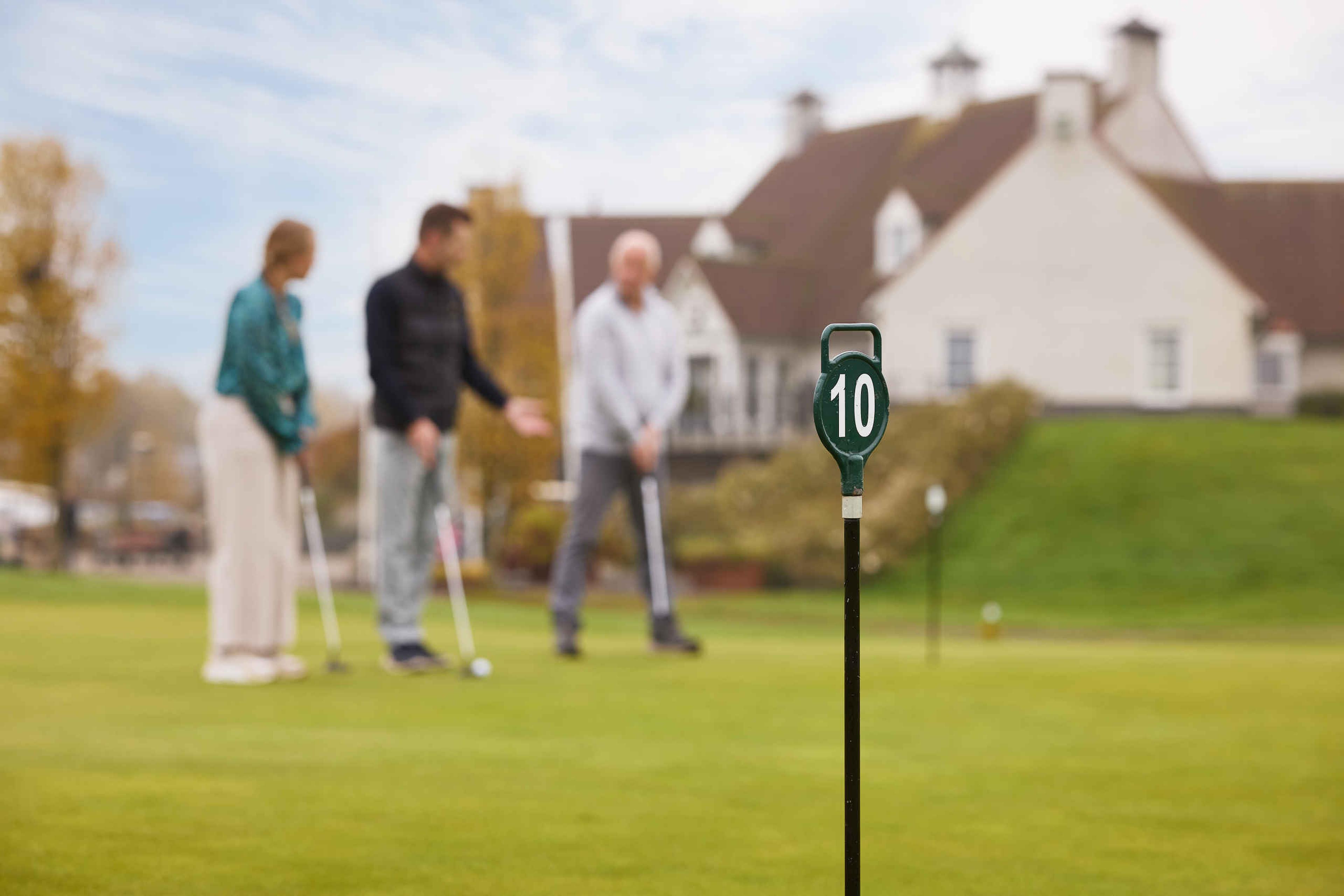 Vader en dochter golfen op de golfbaan van Golf De Gulbergen