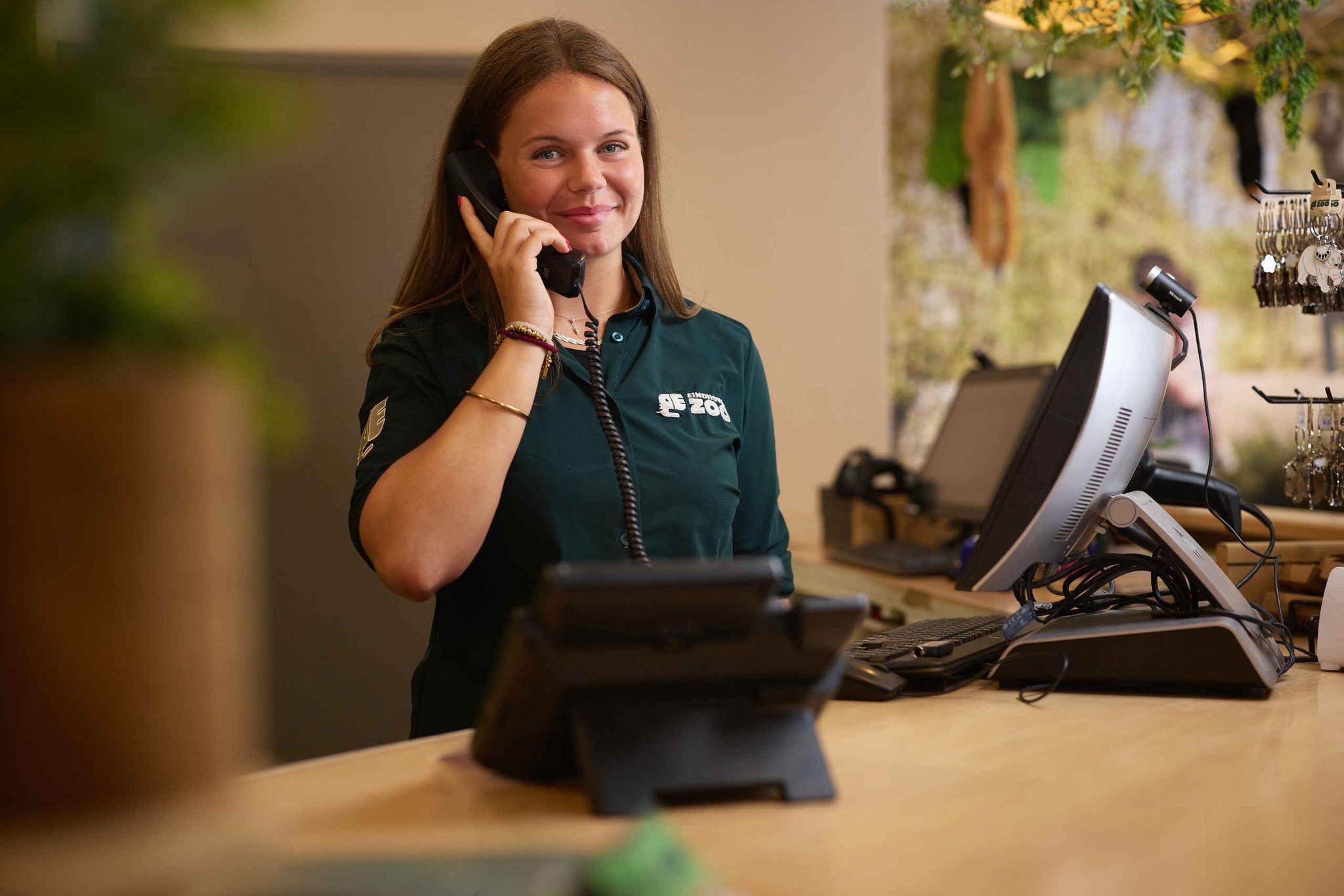Een medewerker van front office bij Eindhoven Zoo