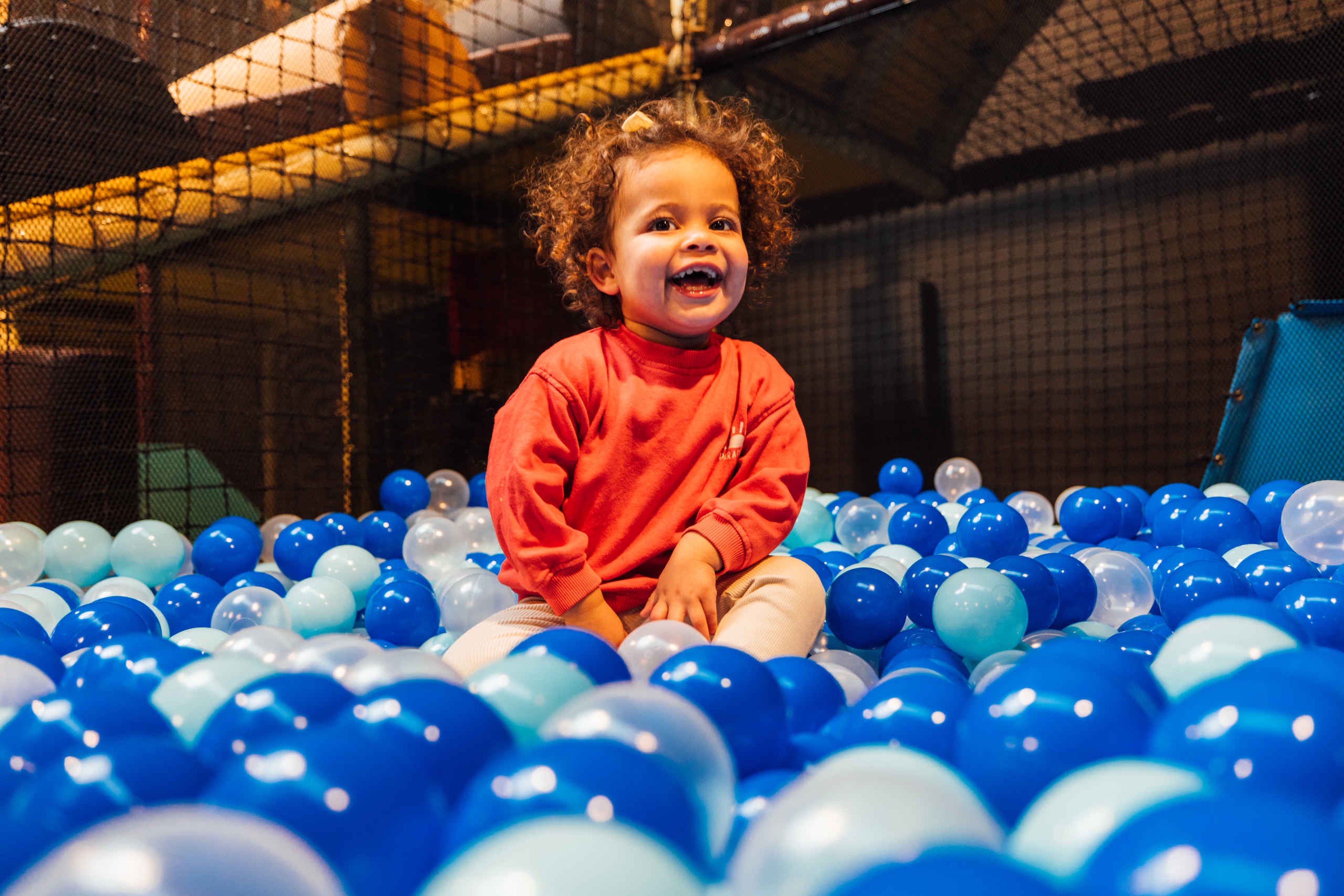 Kind in de ballenbak bij Speelland Indoor
