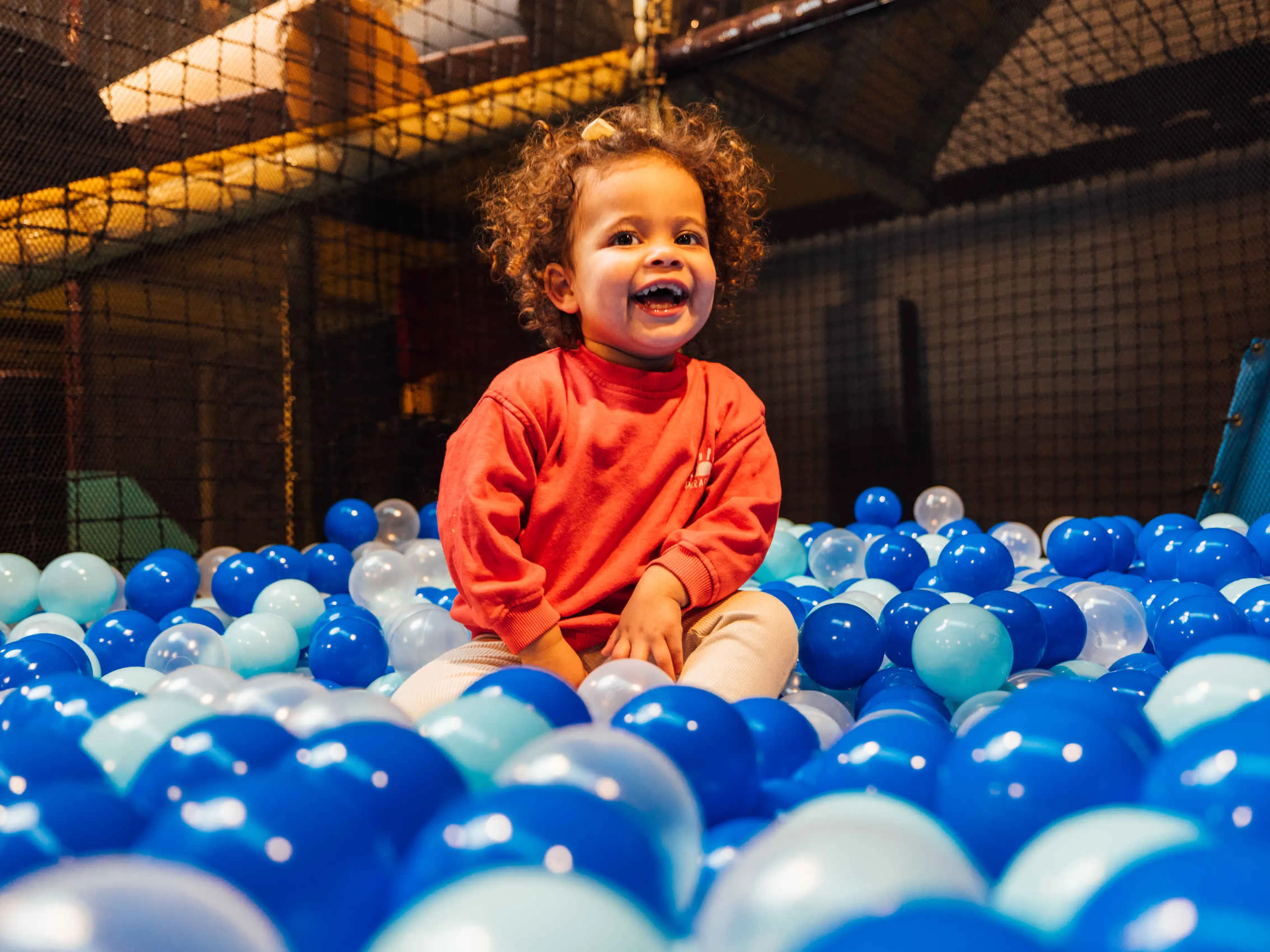 Kind in de ballenbak bij Speelland Indoor