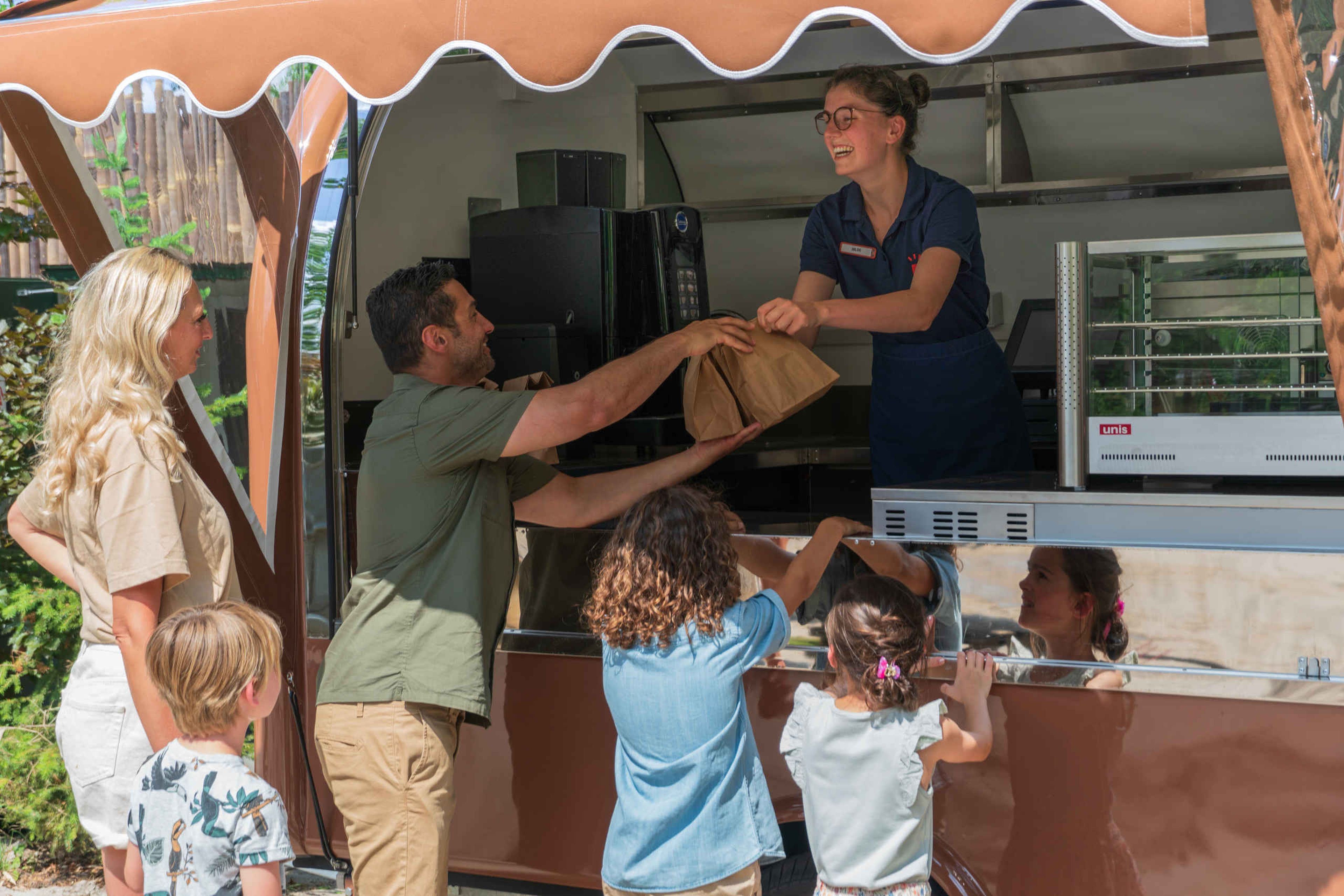 Zomer gezin is eten aan het afhalen bij de foodtruck in Eindhoven Zoo