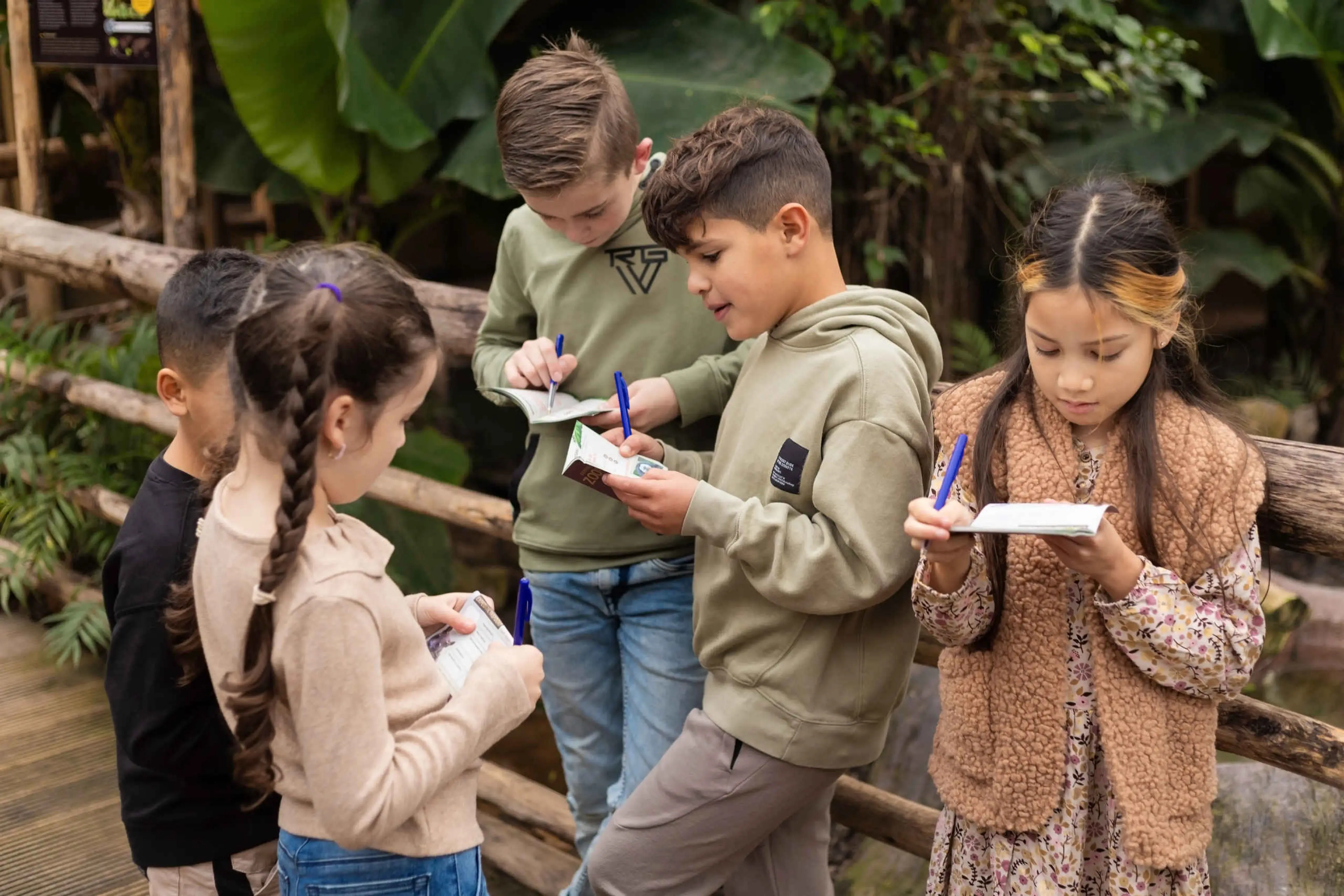 Kinderen op kinderfeestje jongen en meisje met paspoort in Madidi ZooParc Overloon