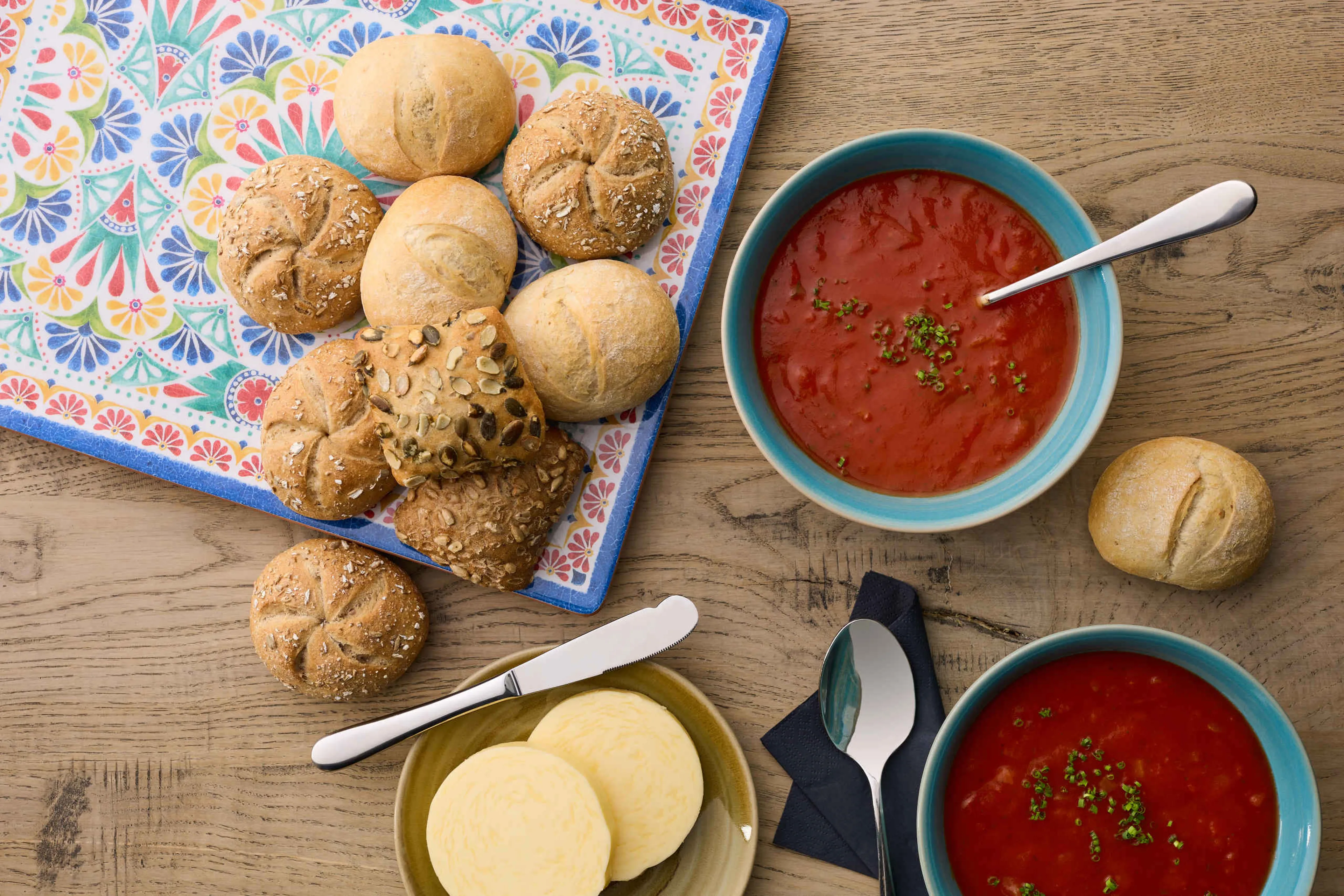 Twee kommen tomatensoep met broodjes en kruidenboter bij buffet en live cooking restaurant Amma in Safari Hotel Beekse Bergen.